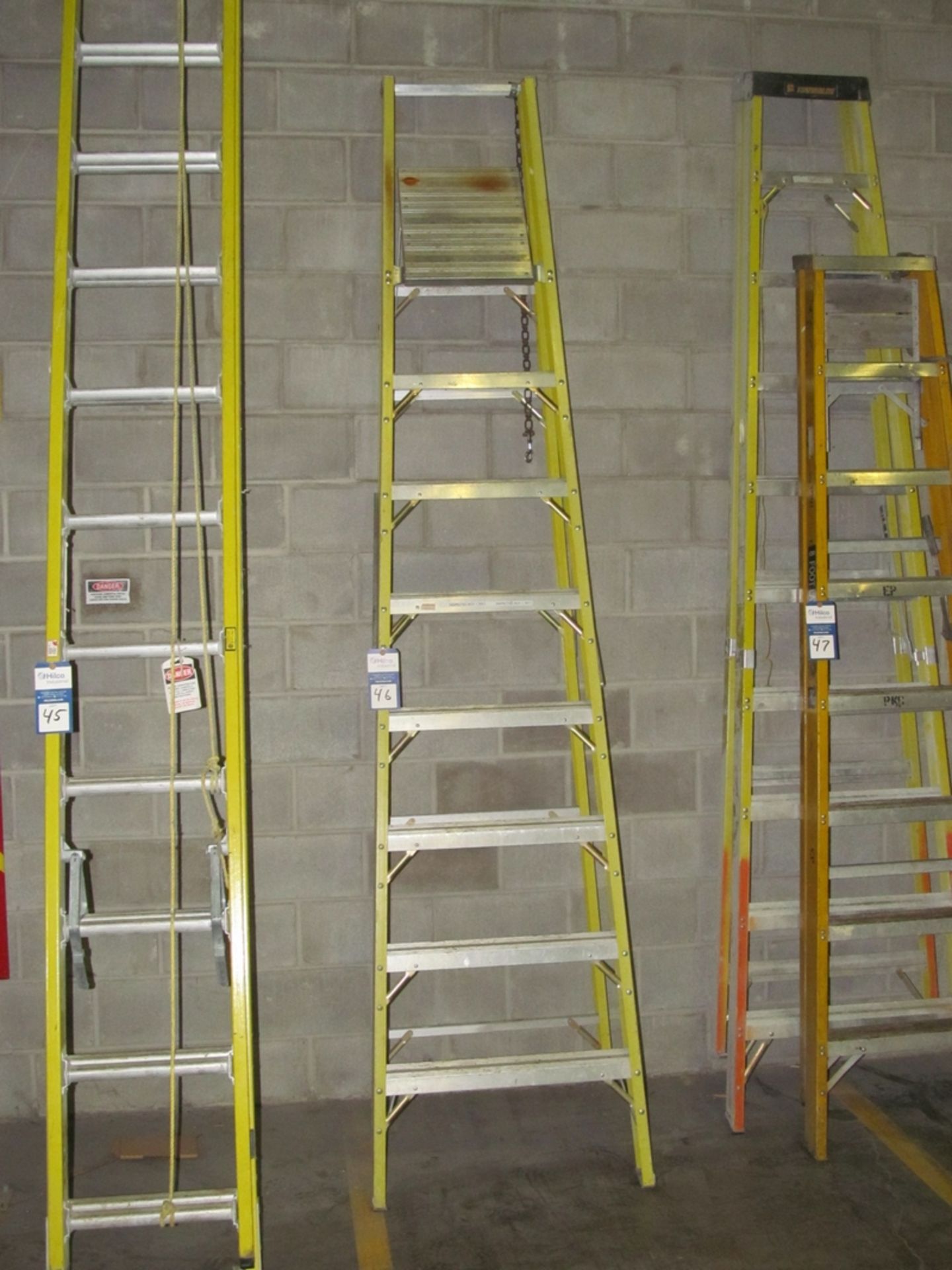 Featherlite 8' Fiberglass Platform Ladder