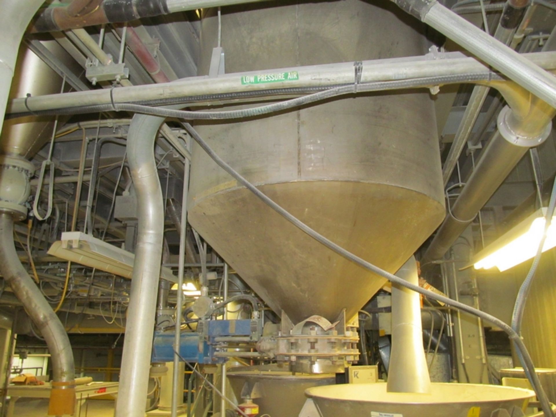 Approx. 100 cu.ft. Hoppers; Mounted On Load Cells; (1) Cone Bottom; (1) Vibratory Bottom - Image 4 of 4