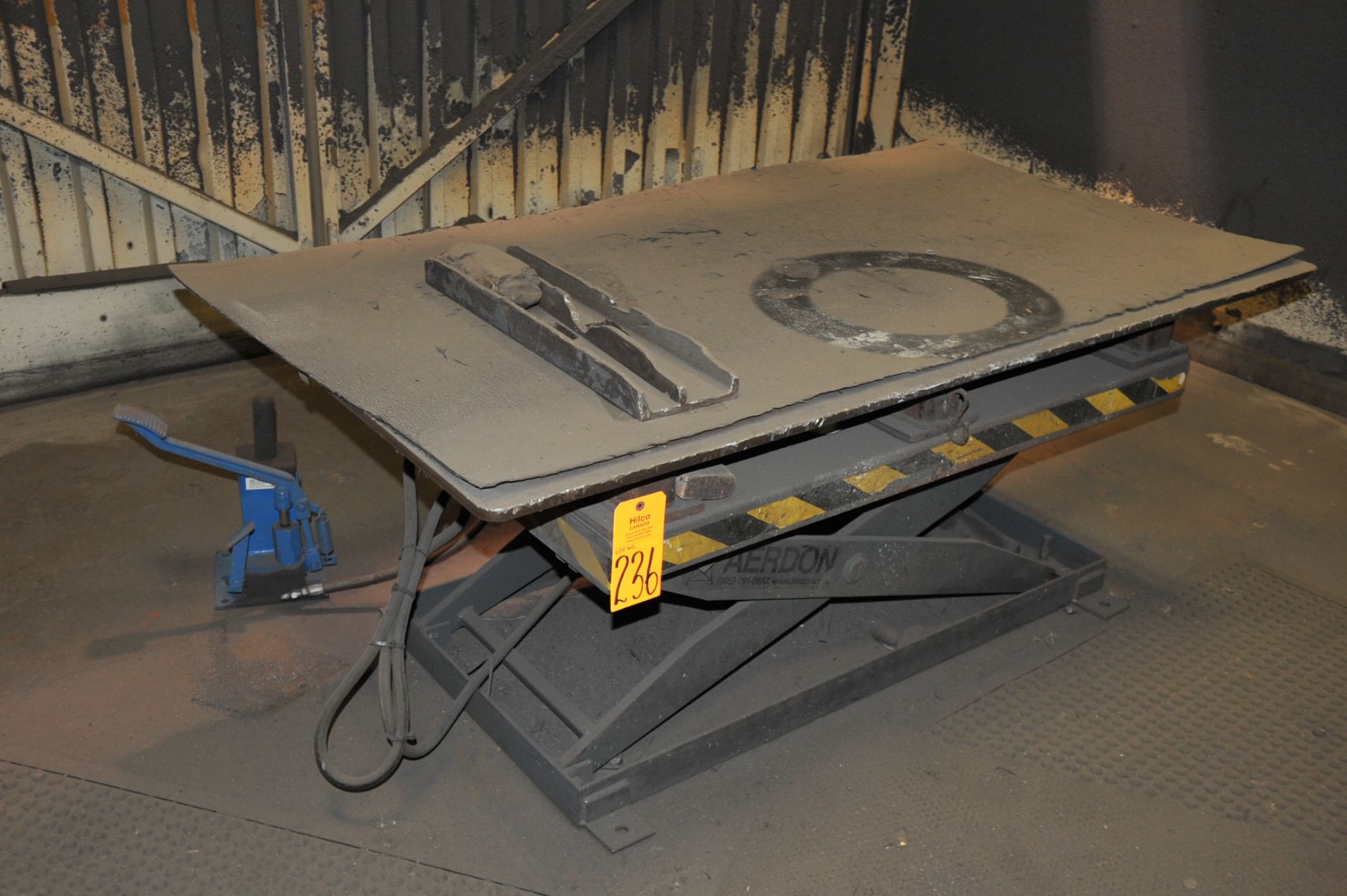 Aerdon 66" x 3' Manual Hydraulic Scissor Lift Table