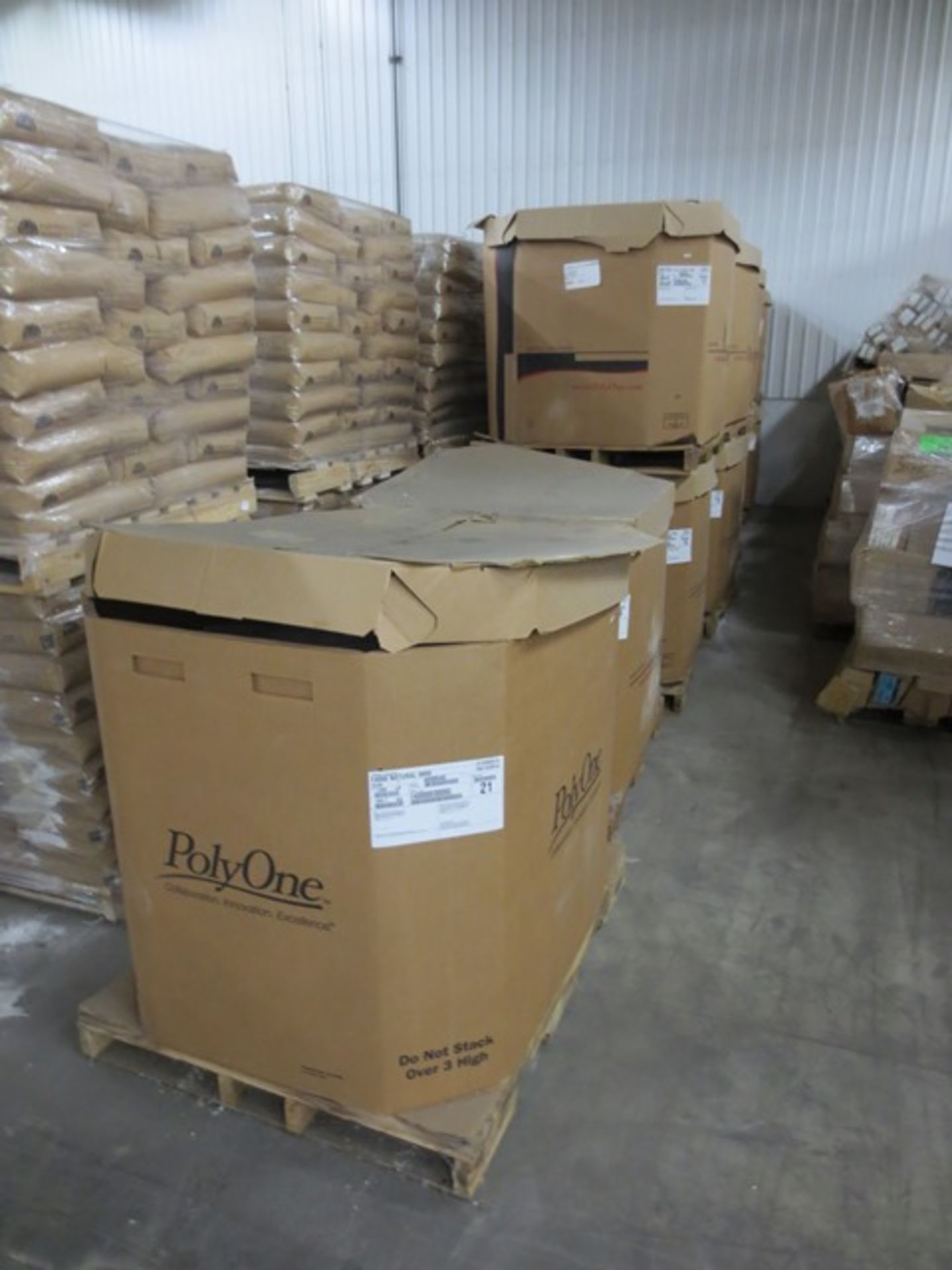 8,099 KG of bulk boxed compound polyone E4000