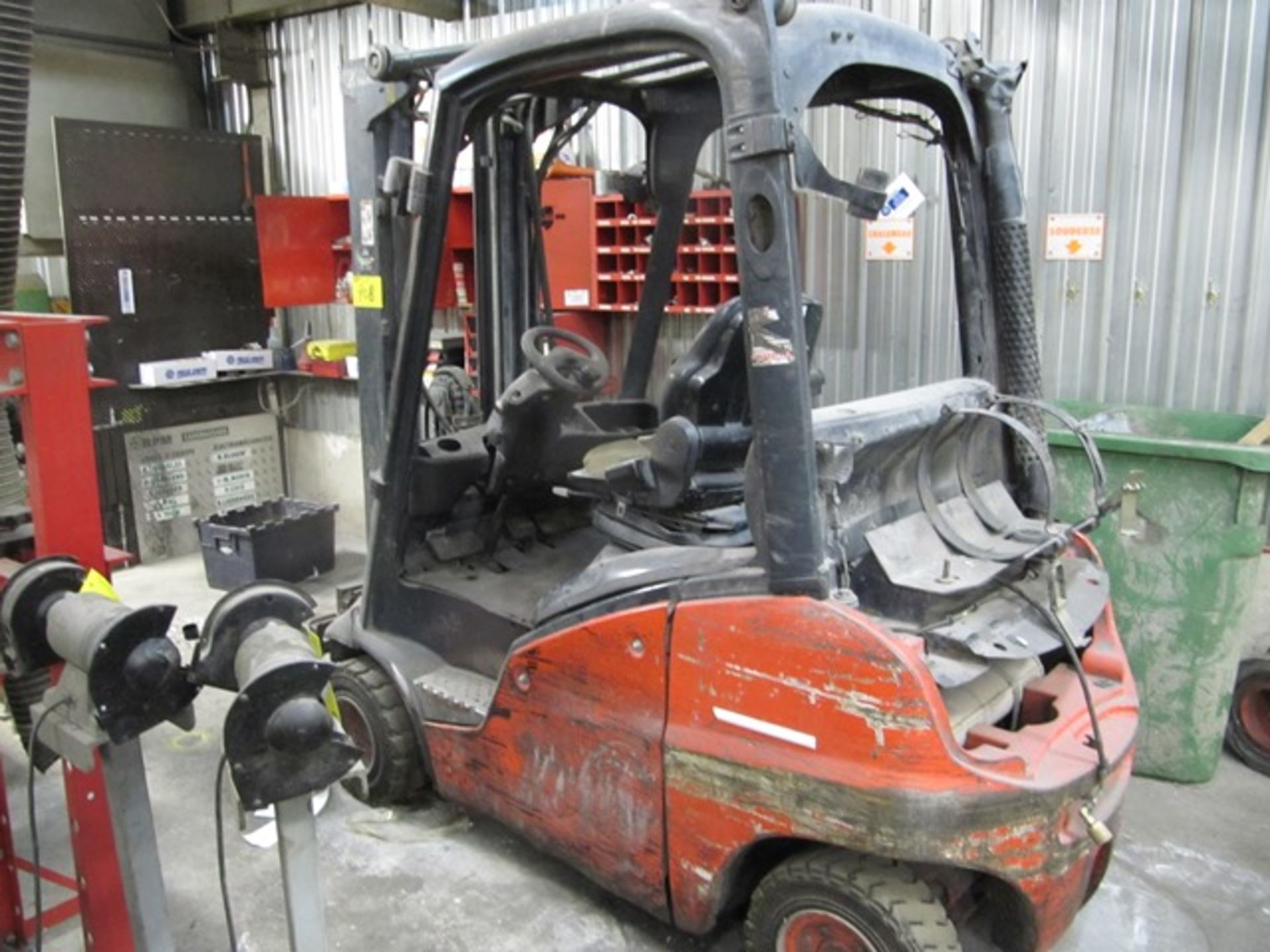 LINDE H20T 3,000# 2-STAGE PROPANE FORKLIFT
W/SIDESHIFT S/N: H2X311V03325 (ST. DAMIEN) RPM
(NEEDS