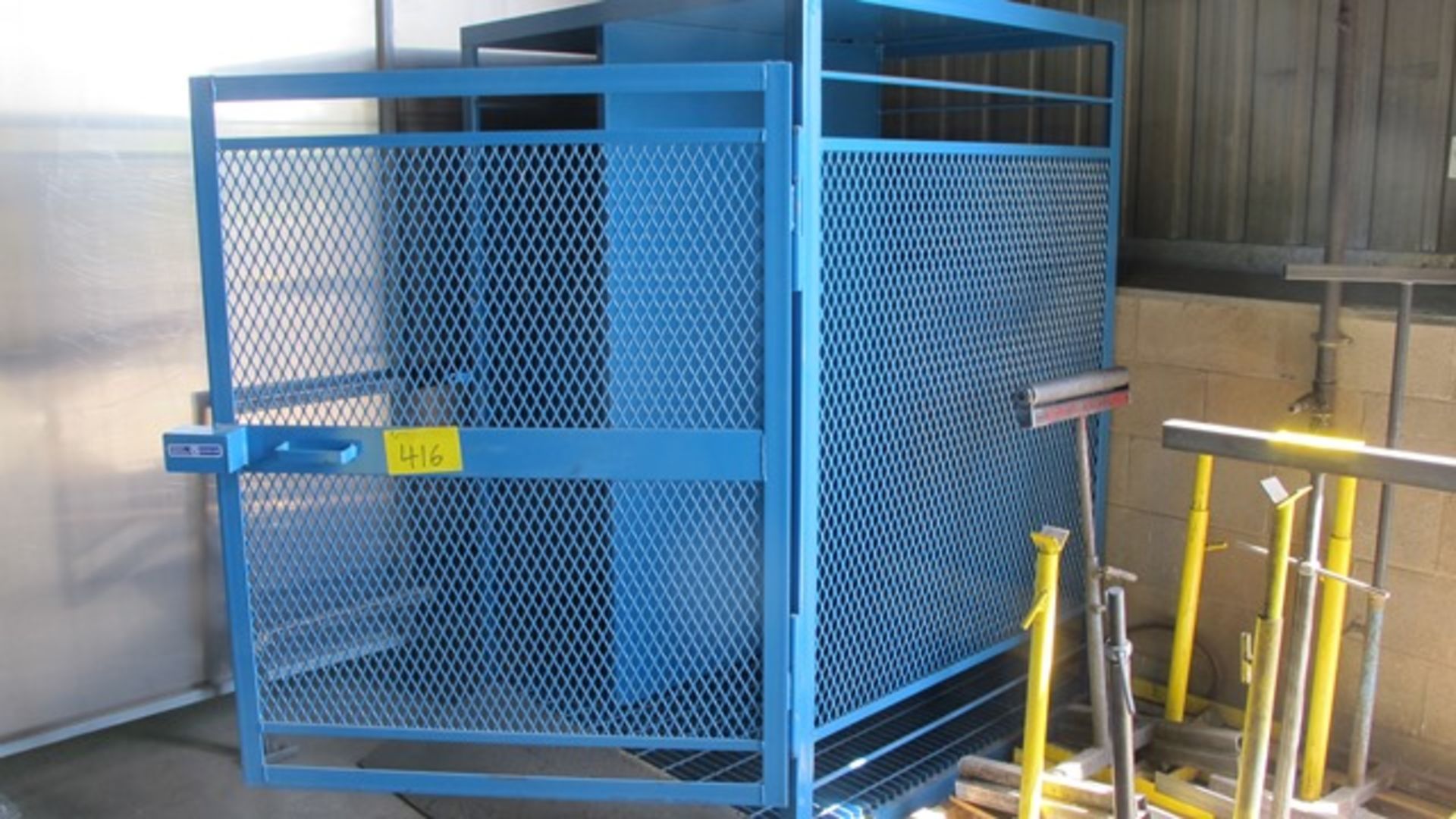 MRV GAS CYLINDER STORAGE CAGE W/RAMP AND METAL FENCE