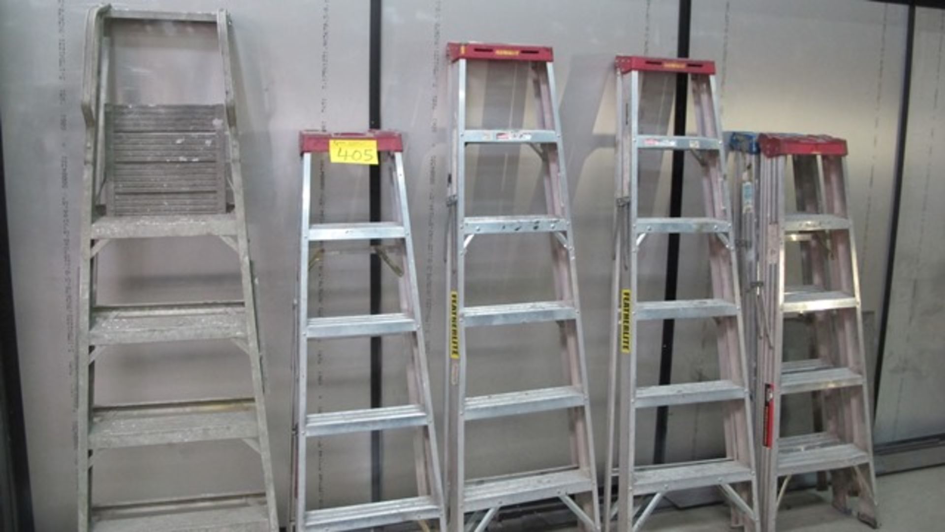 ALUMINUM STEP LADDERS