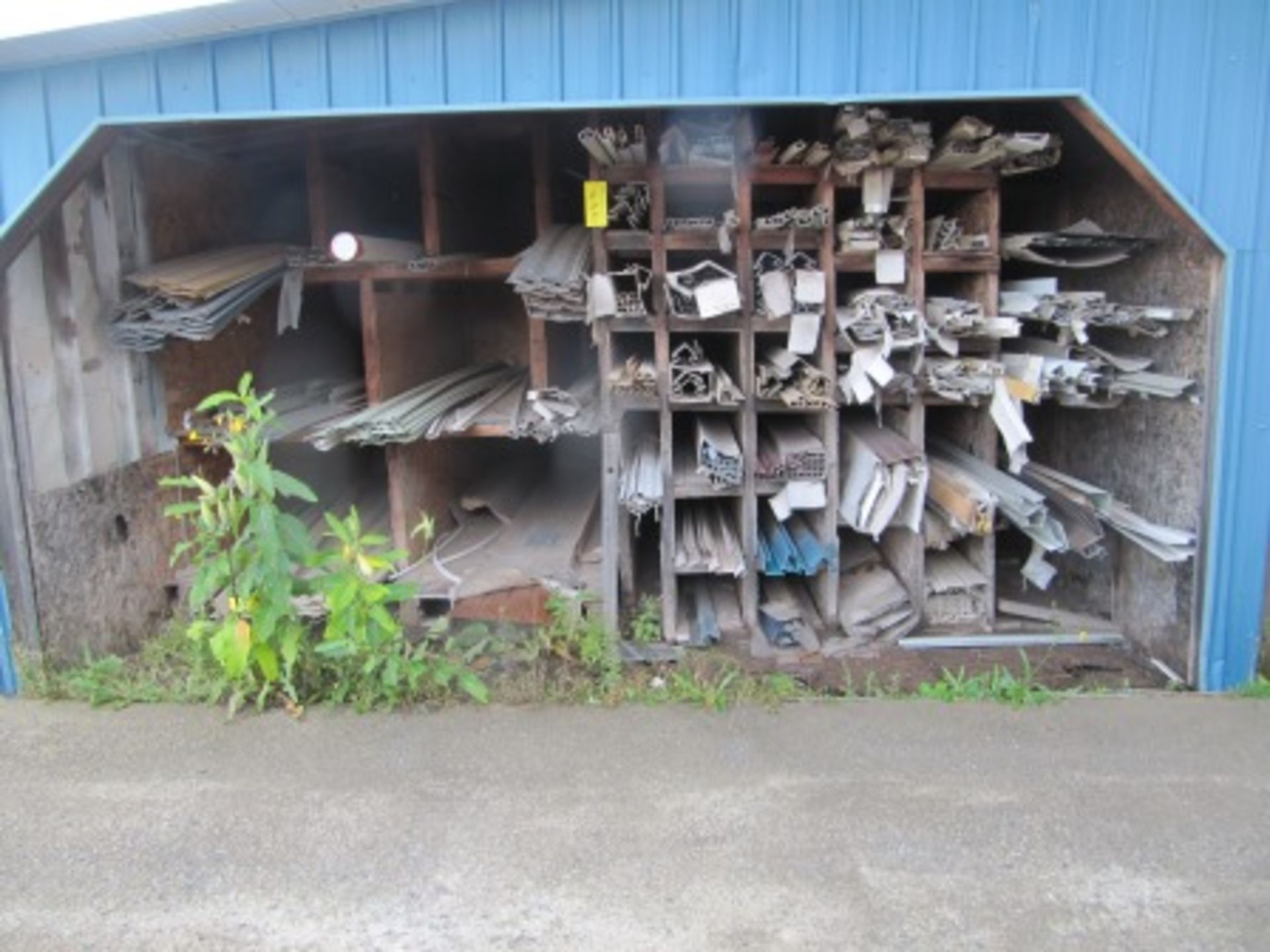 LOT ASST. CONTENTS OF SHED - 4 VINYL SIDING, CORNERS, ETC.