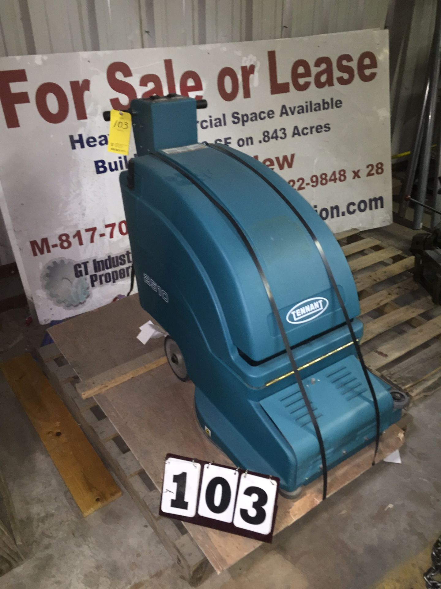 TENNANT FLOOR SCRUBBING MACHINE, MDL:2510, BUILT IN CHARGER, 36 ODC, 2'60 WTS, 061DC, S/N:900353-