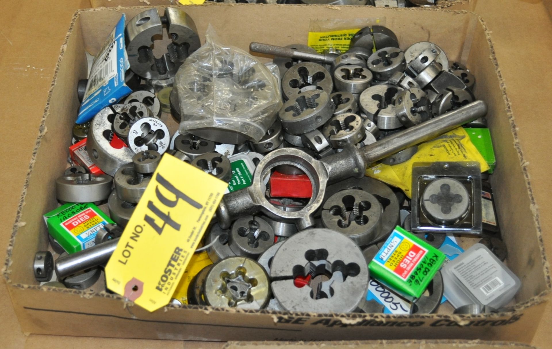 LOT OF ASSORTED THREADING DIES