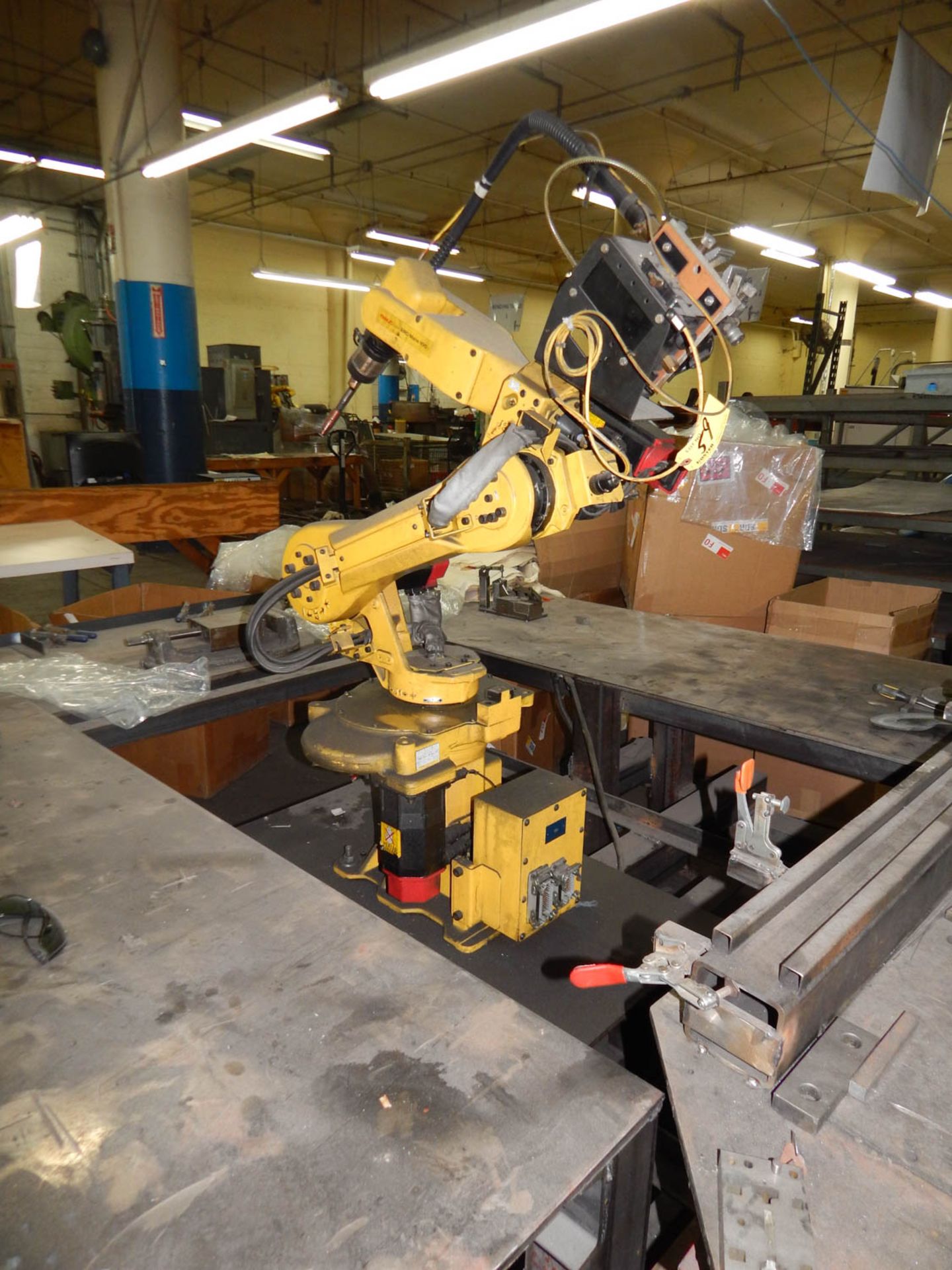 FANUC ARC-MATE 100I ROBOTIC WELDER, TYPE A05B-1210-B601, LINCOLN POWERWAVE 450 WITH ROBOTIC