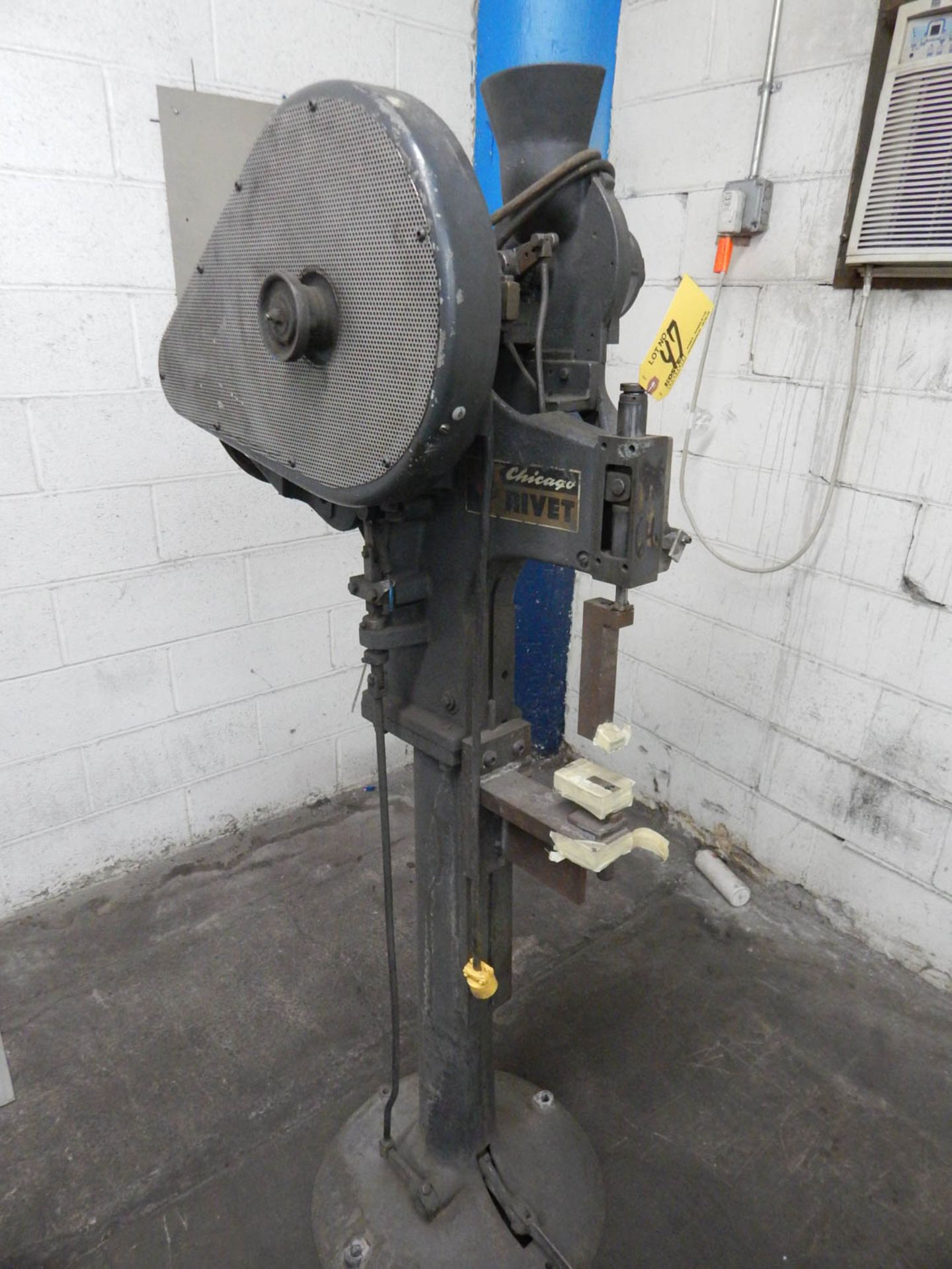 CHICAGO RIVET & MACHINE FLOOR TYPE HOPPER, SINGLE PHASE, WITH 1/8'' CAPACITY, S/N: 13-8134 - Image 2 of 2