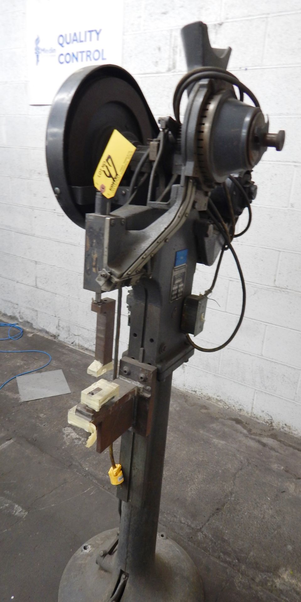 CHICAGO RIVET & MACHINE FLOOR TYPE HOPPER, SINGLE PHASE, WITH 1/8'' CAPACITY, S/N: 13-8134