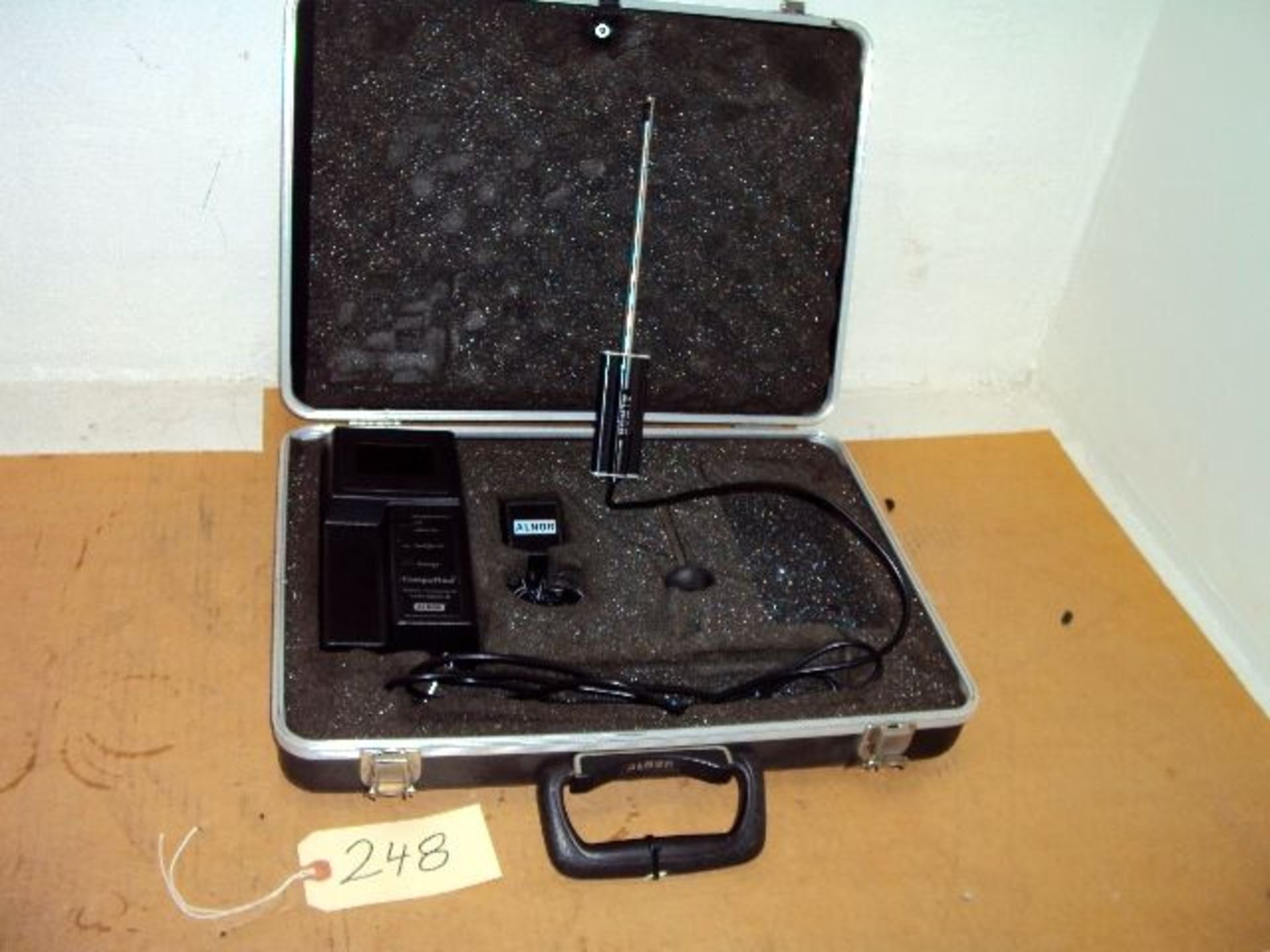 Alnor Model 8500D-II Compuflow Thermo Anemometer w/Charger & Wand in Padded Case - No Batteries /248