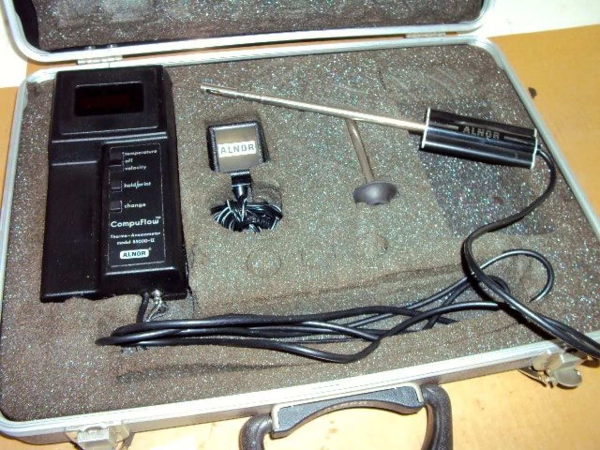Alnor Model 8500D-II Compuflow Thermo Anemometer w/Charger & Wand in Padded Case - No Batteries /248 - Image 2 of 5