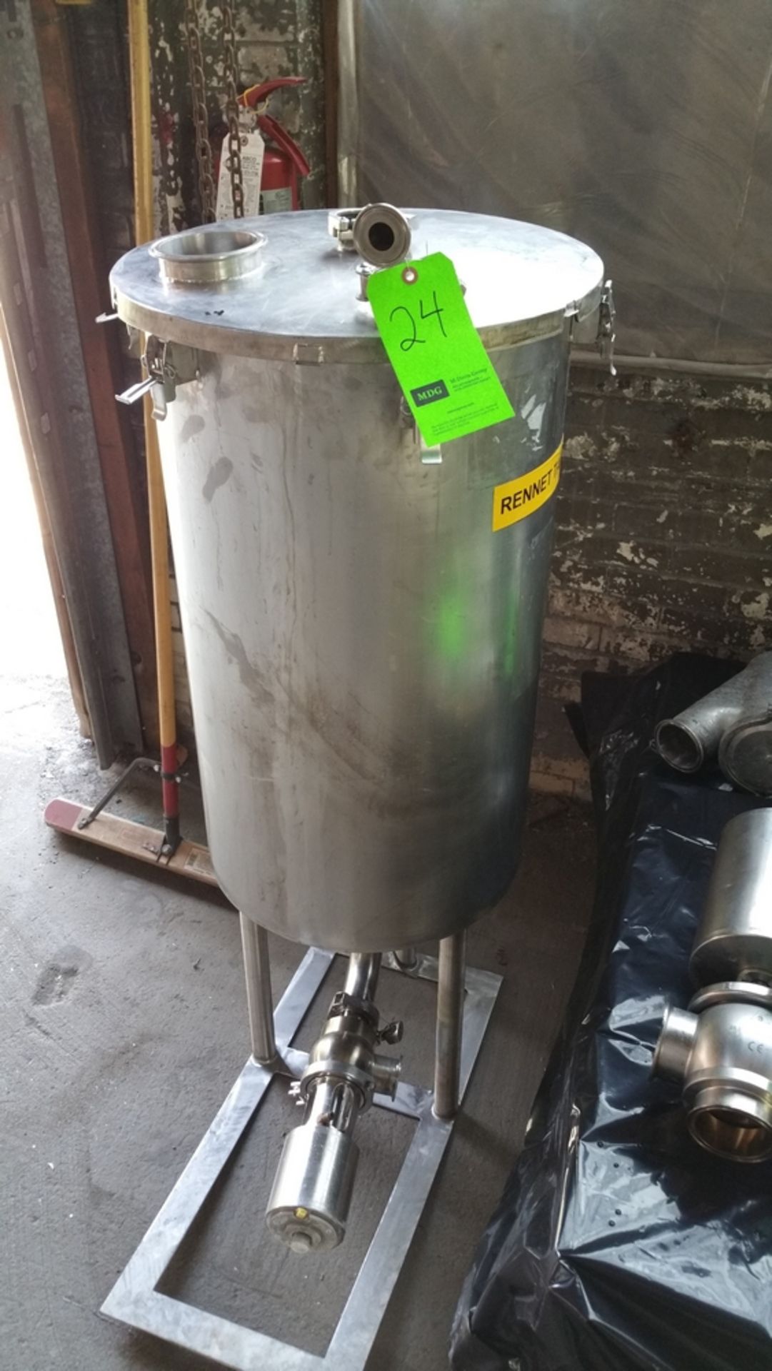 (1) Appox. 30 gal. S/S Tank with 2" Air Valve, Spray Ball and Lid