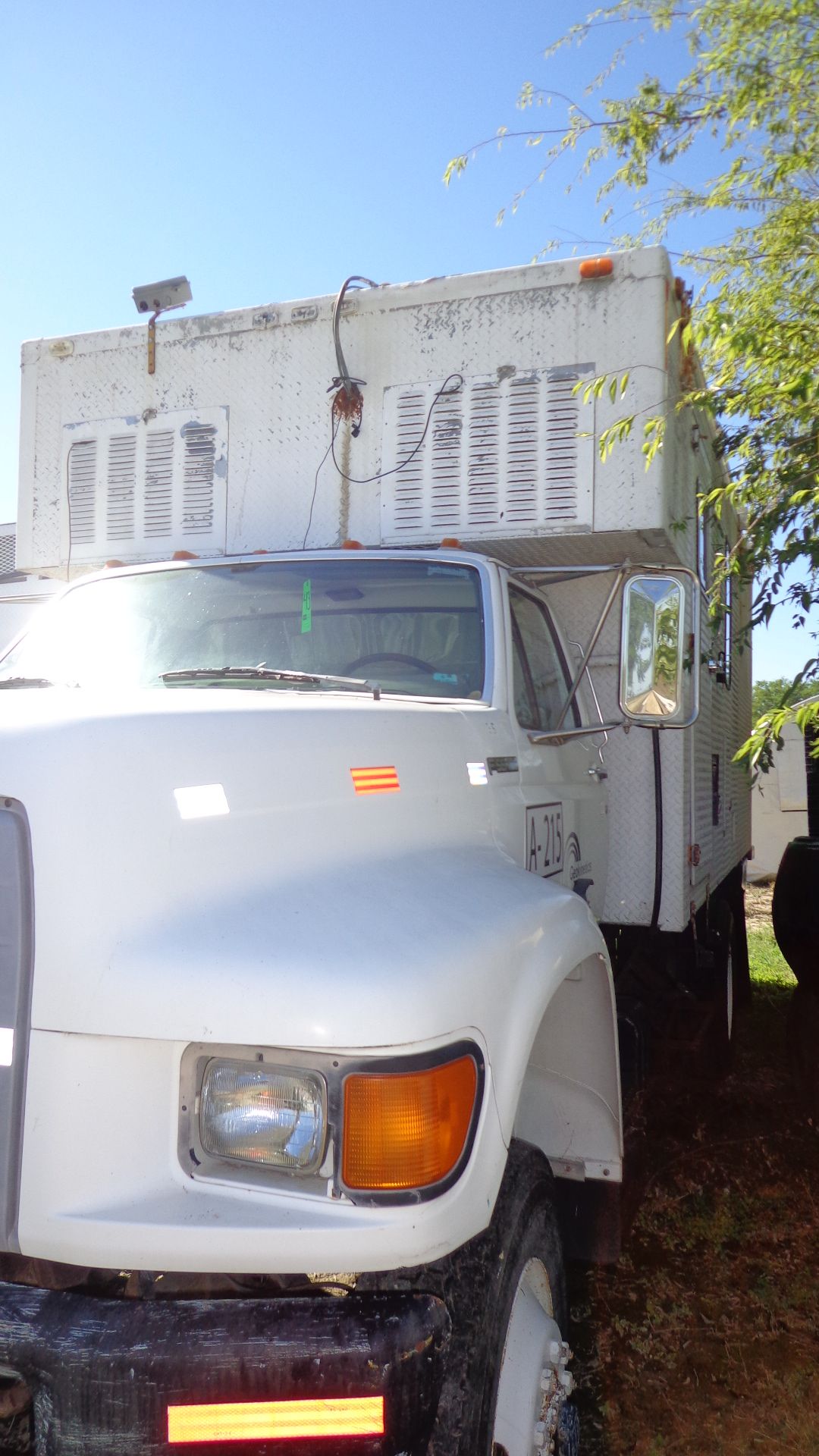 1998 Ford F-600 Box Truck,4x4, Diesel Engine, Standard Transmission, 225" Wheel Base, 16,144 km - Image 3 of 8