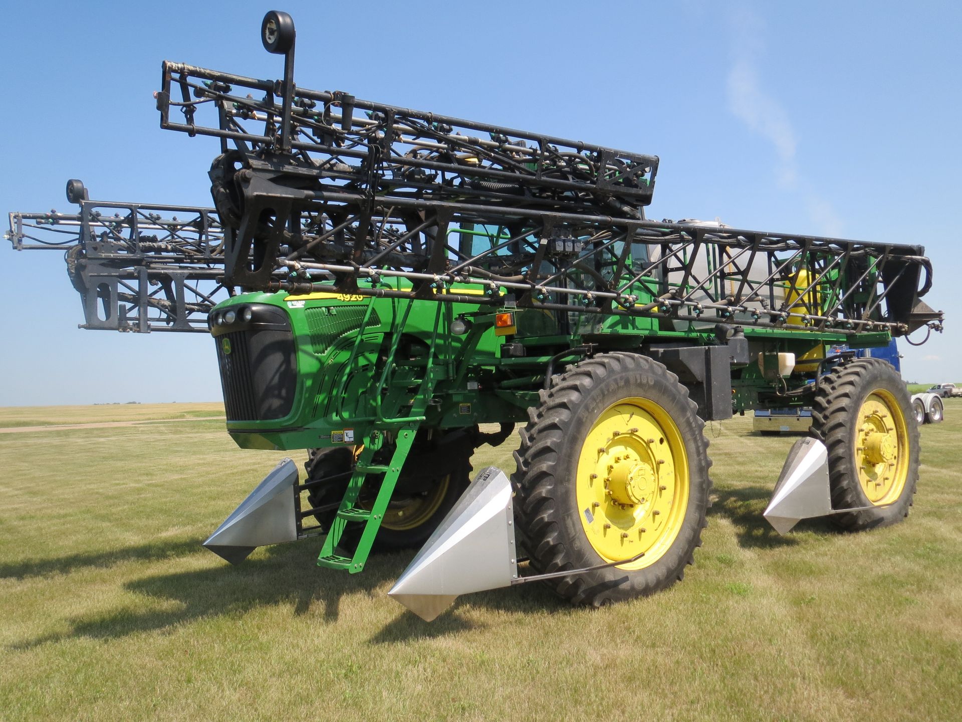 JOHN DEERE 4920 SP SPRAYER; 2767 Hours, 120 Ft, 1200 Gallon Stainless Steel Tank, GS SF1 - Image 2 of 11