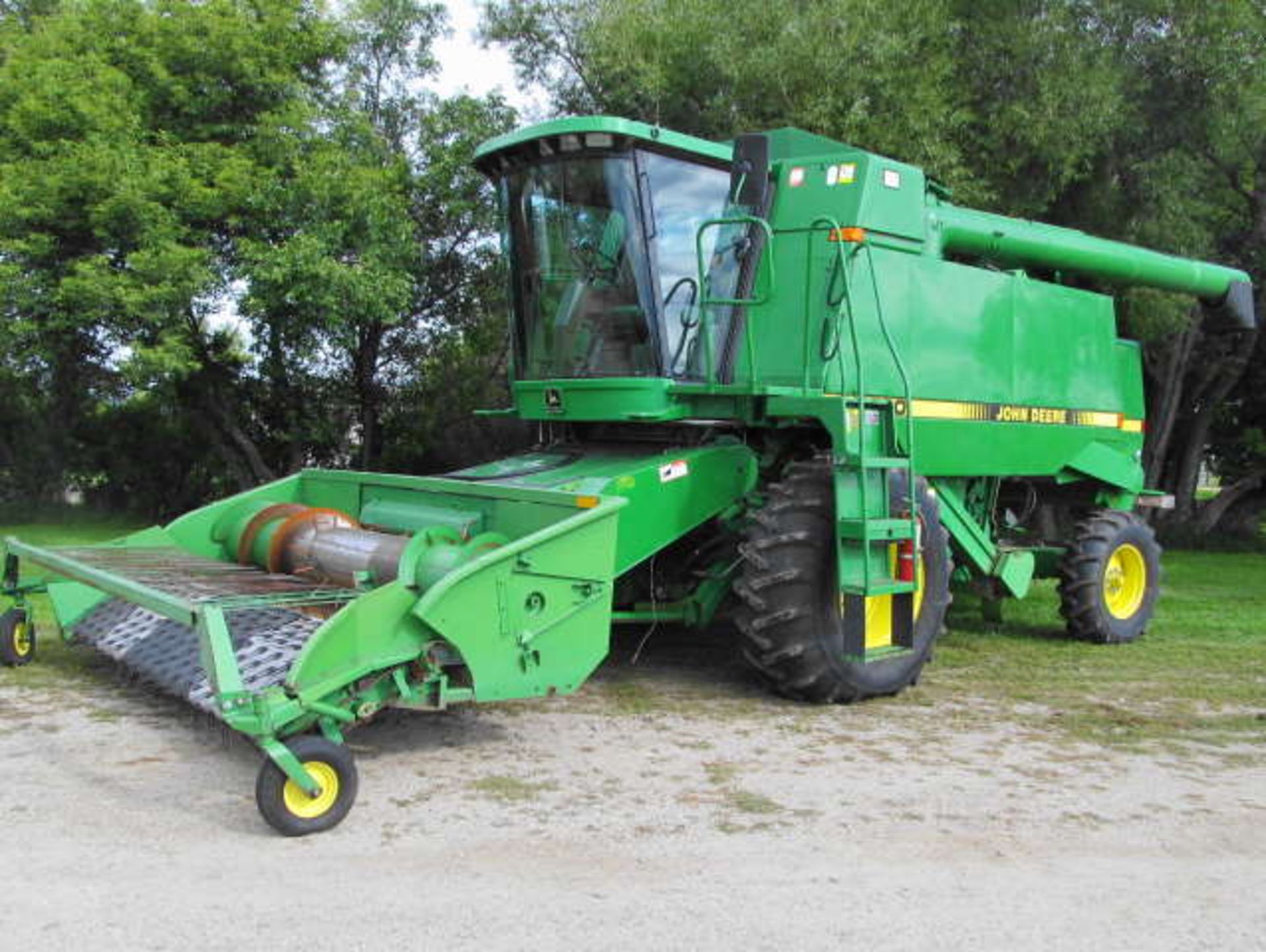 JOHN DEERE 9500 SP COMBINE; 3266/4488 Sep/Eng Hours, John Deere 212 Pick-up, straw chopper & Chaff