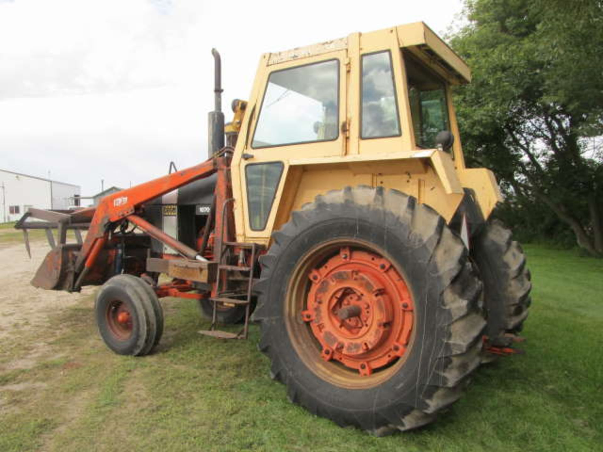 CASE 1070 AGRI-KING 2WD TRACTOR, Powershift, 2 Hydraulics, Du-All FEL & Grapple, Black, SN.8660396 - Image 3 of 5