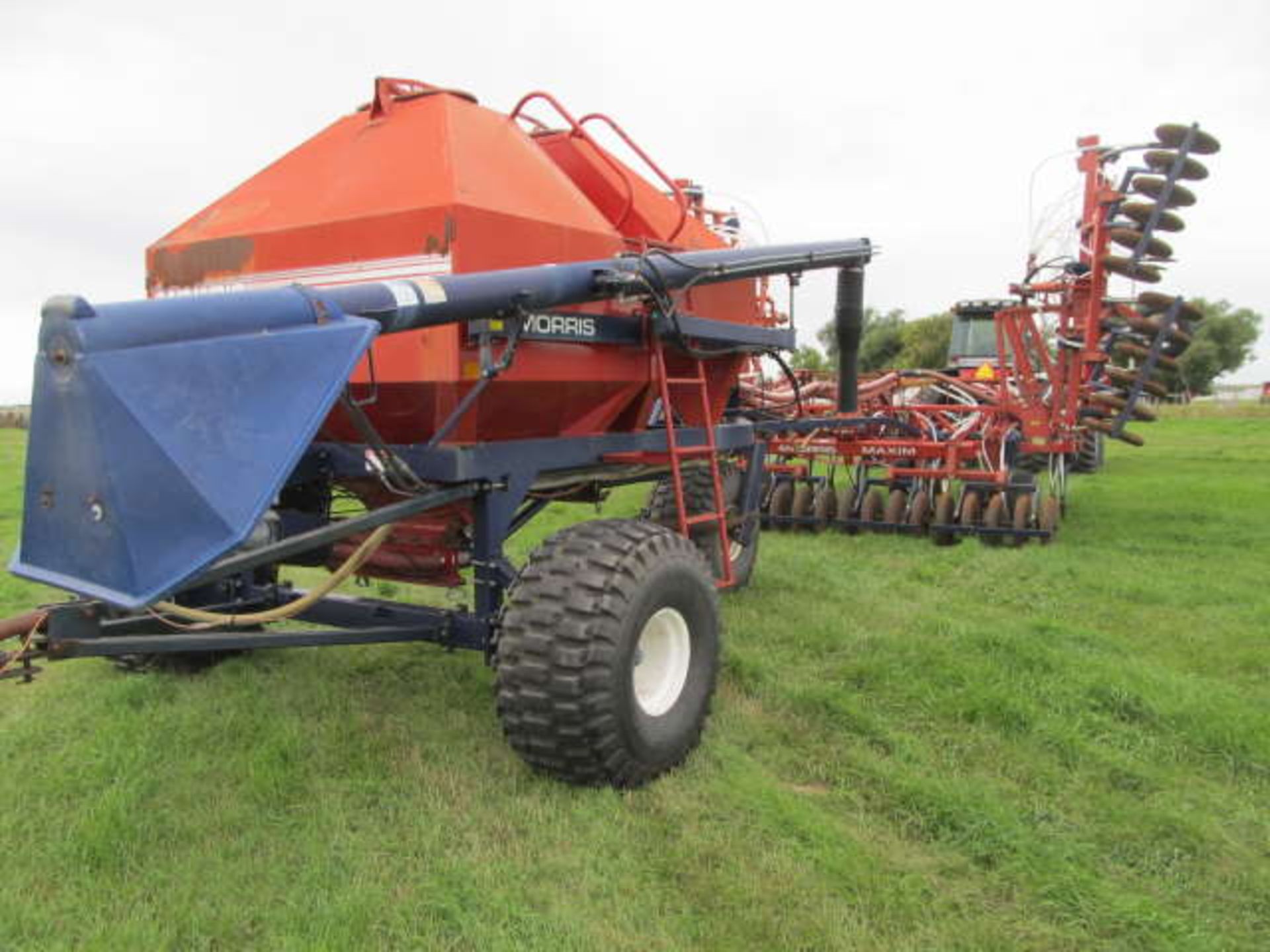 MORRIS MAXIM AIR DRILL & MORRIS 7180 AIR TANK; 34 Ft, 10” Spacing, Single Shoot, Steel Packers, - Image 2 of 6