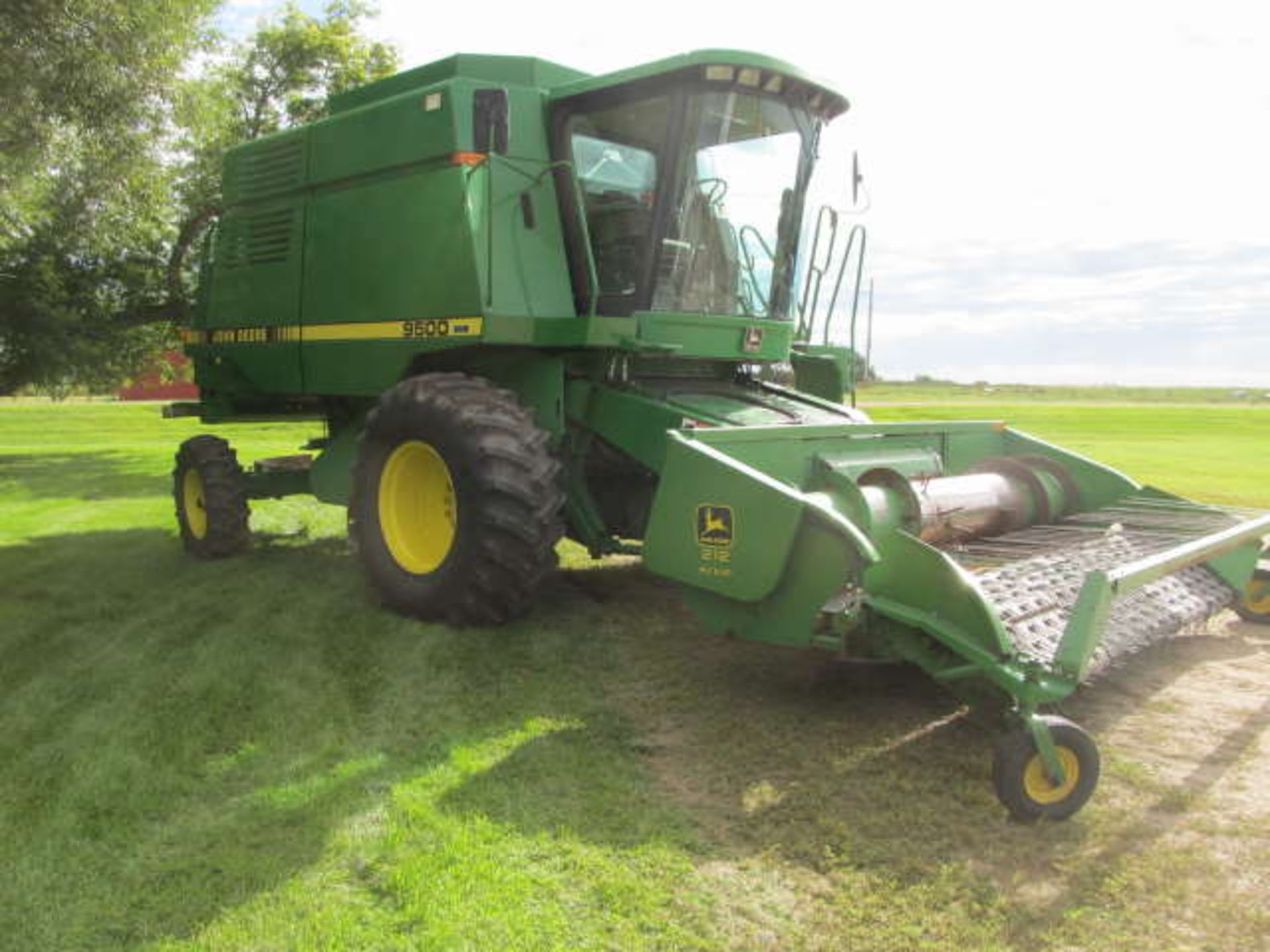 JOHN DEERE 9500 SP COMBINE; 3266/4488 Sep/Eng Hours, John Deere 212 Pick-up, straw chopper & Chaff - Image 2 of 5