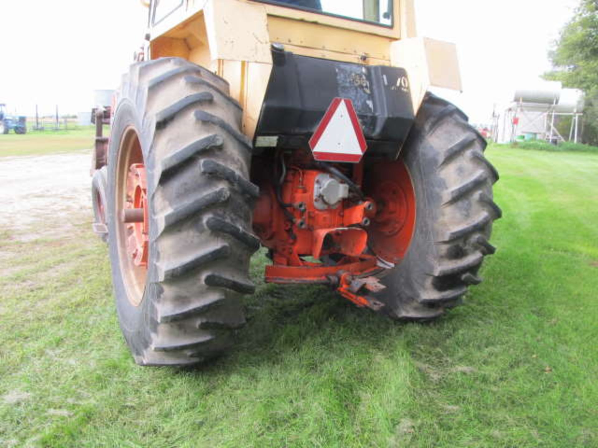 CASE 1070 AGRI-KING 2WD TRACTOR, Powershift, 2 Hydraulics, Du-All FEL & Grapple, Black, SN.8660396 - Image 4 of 5