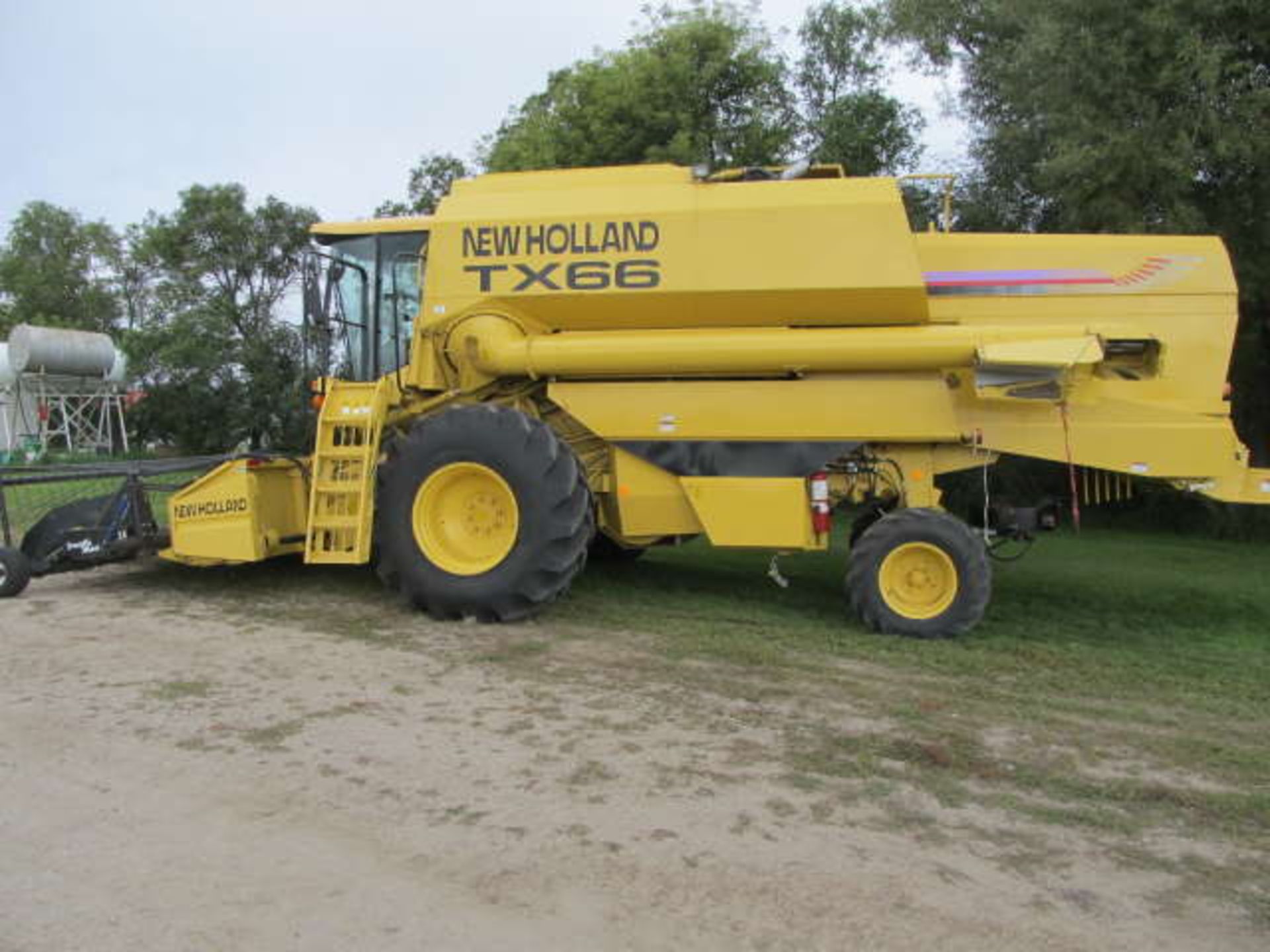 NEW HOLLAND TX66 SP COMBINE; 1886/2287 Sep/Eng. Hours, Swathmaster Pick-up, straw chopper & Vittetoe - Image 2 of 6