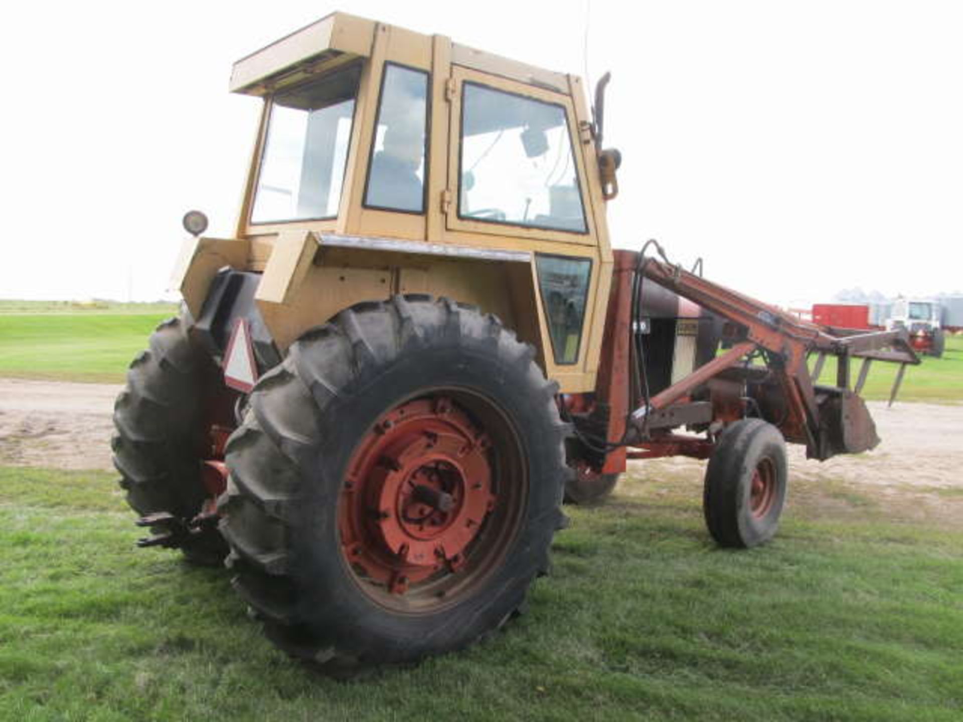 CASE 1070 AGRI-KING 2WD TRACTOR, Powershift, 2 Hydraulics, Du-All FEL & Grapple, Black, SN.8660396 - Image 5 of 5