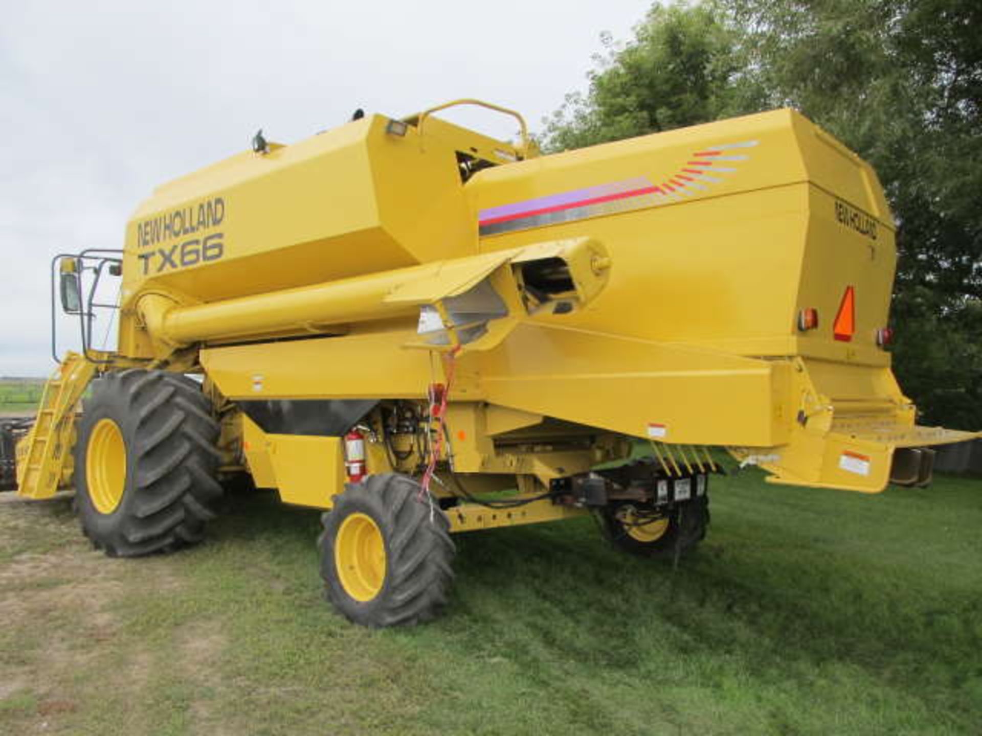 NEW HOLLAND TX66 SP COMBINE; 1886/2287 Sep/Eng. Hours, Swathmaster Pick-up, straw chopper & Vittetoe - Image 3 of 6