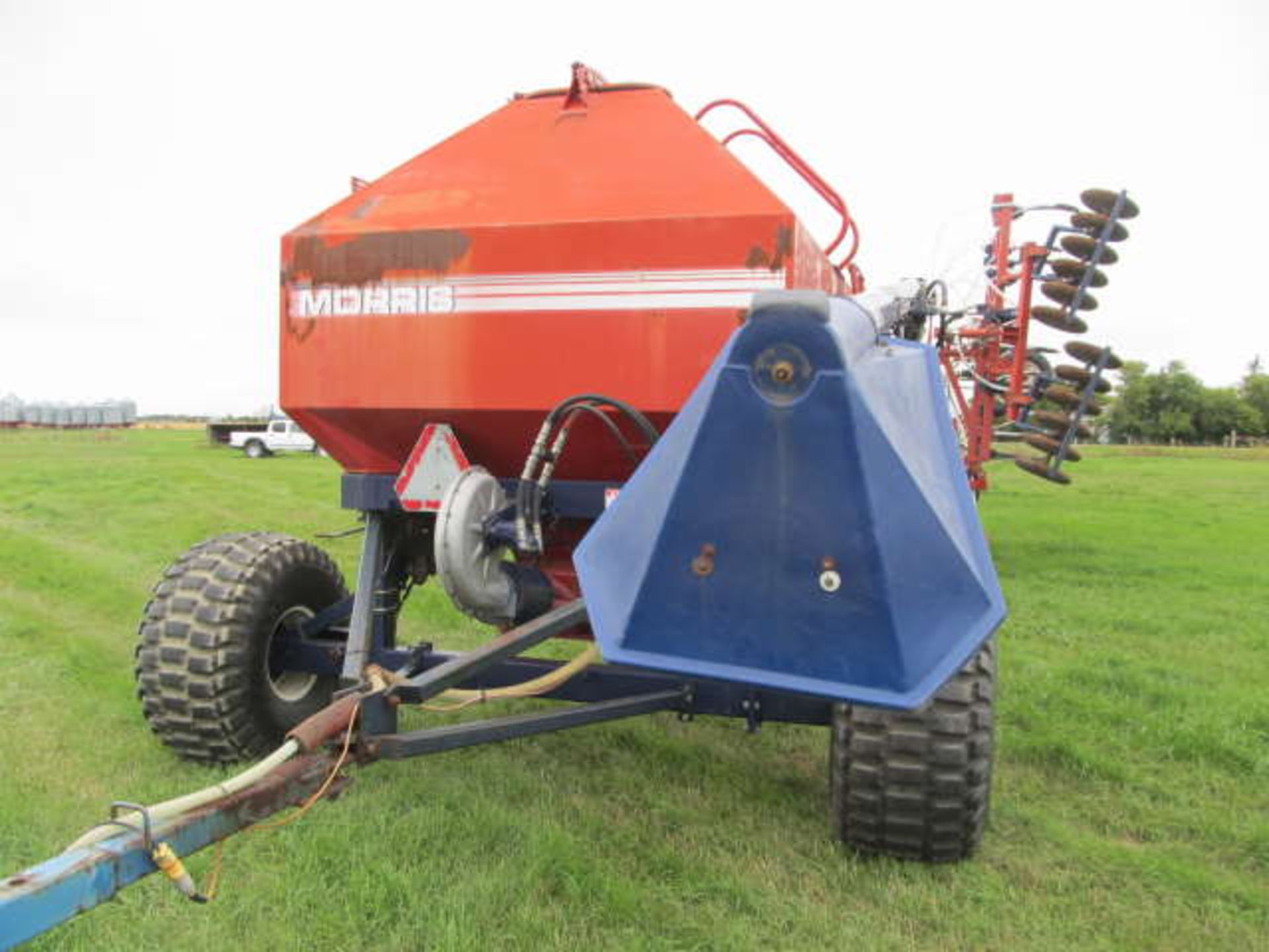 MORRIS MAXIM AIR DRILL & MORRIS 7180 AIR TANK; 34 Ft, 10” Spacing, Single Shoot, Steel Packers, - Image 6 of 6