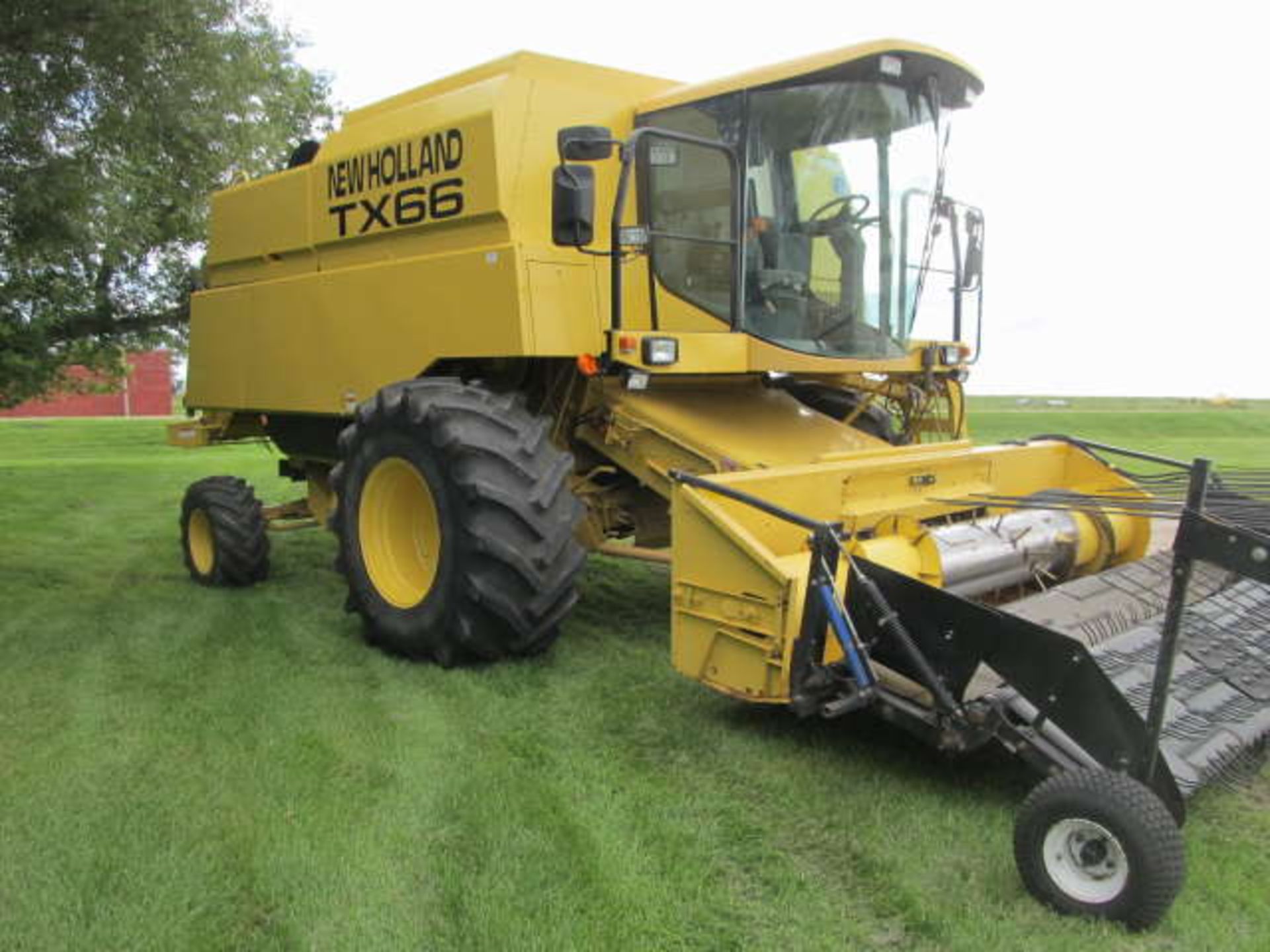 NEW HOLLAND TX66 SP COMBINE; 1886/2287 Sep/Eng. Hours, Swathmaster Pick-up, straw chopper & Vittetoe - Image 5 of 6