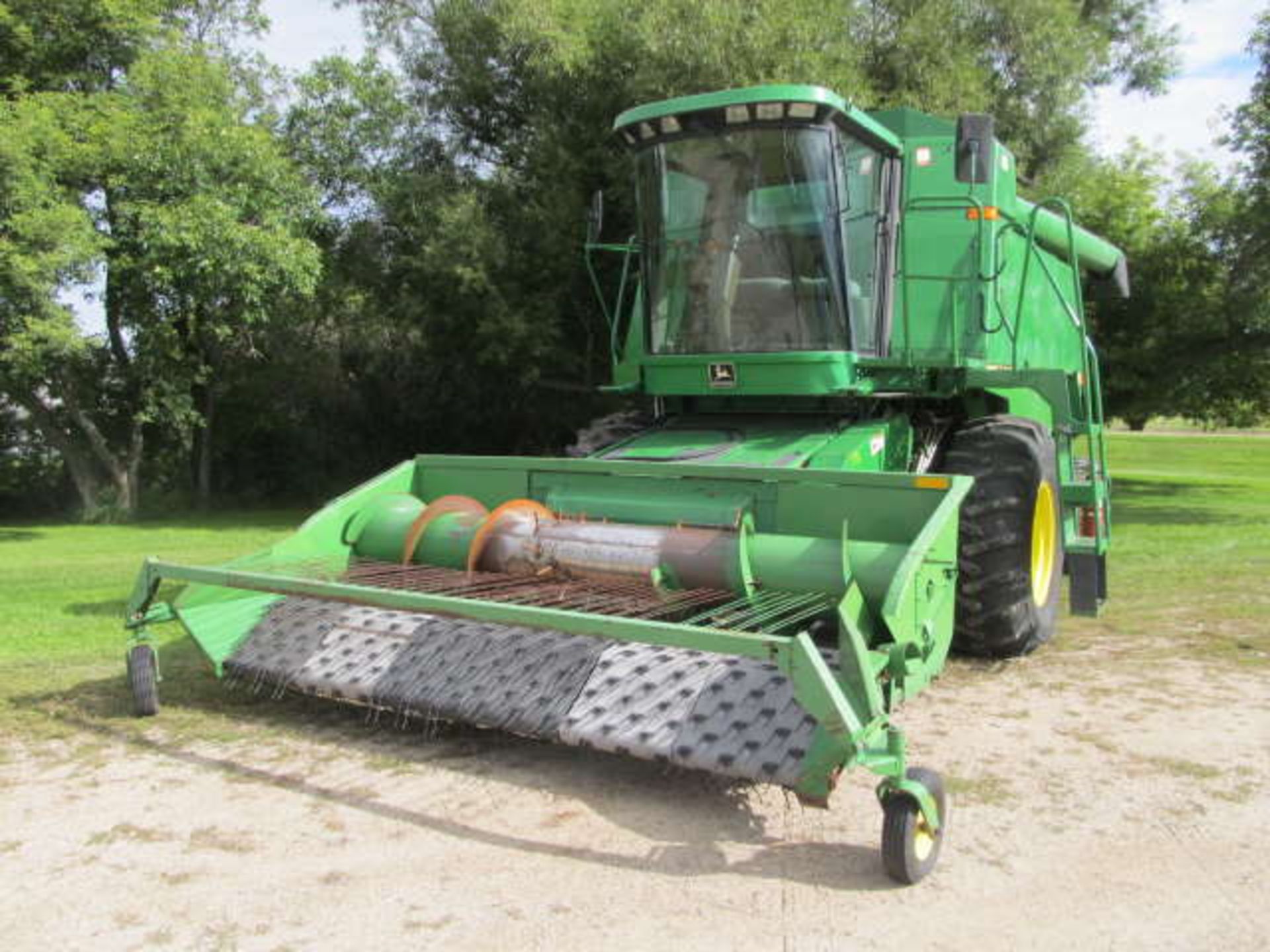 JOHN DEERE 9500 SP COMBINE; 3266/4488 Sep/Eng Hours, John Deere 212 Pick-up, straw chopper & Chaff - Image 3 of 5