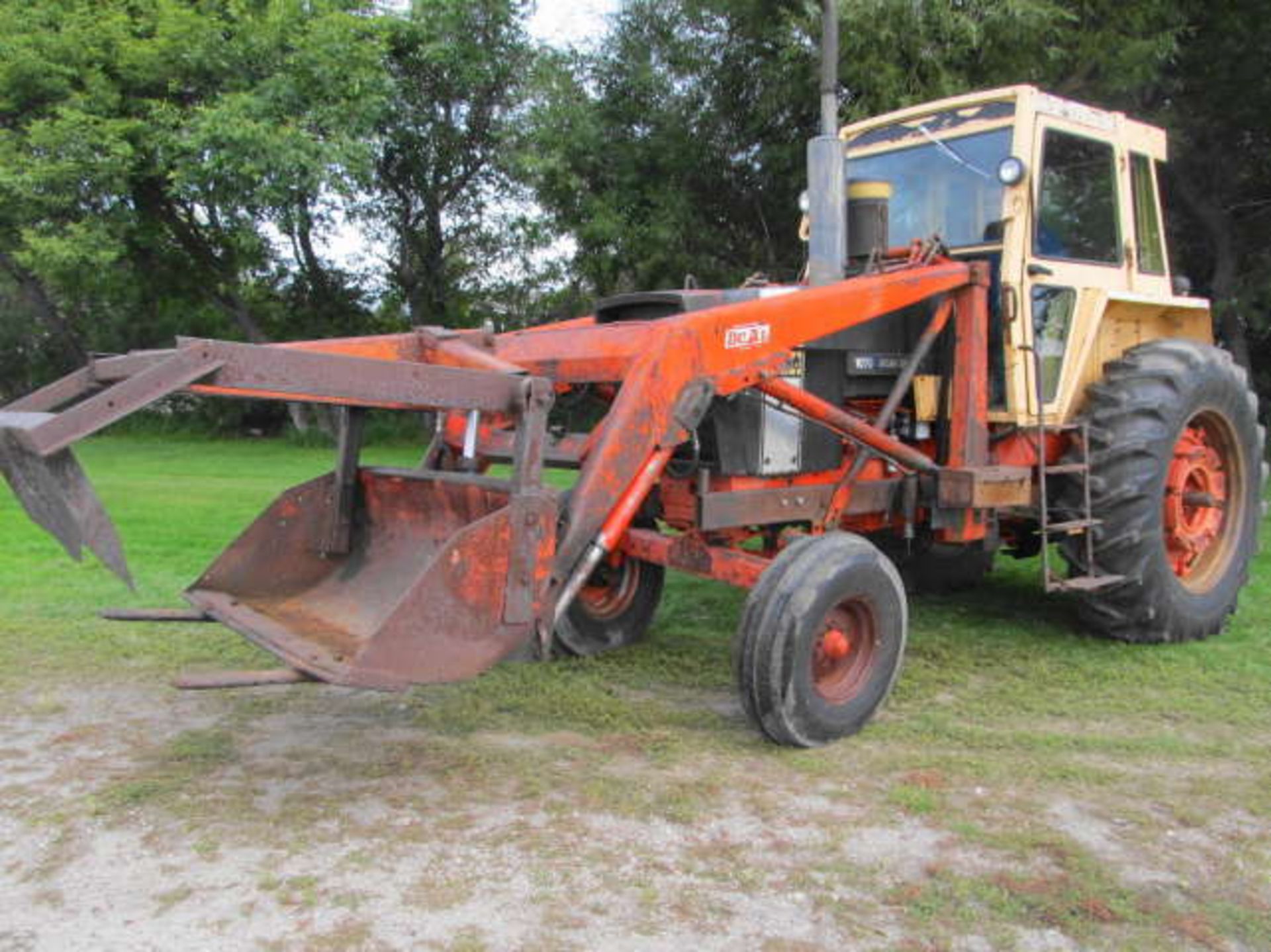 CASE 1070 AGRI-KING 2WD TRACTOR, Powershift, 2 Hydraulics, Du-All FEL & Grapple, Black, SN.8660396