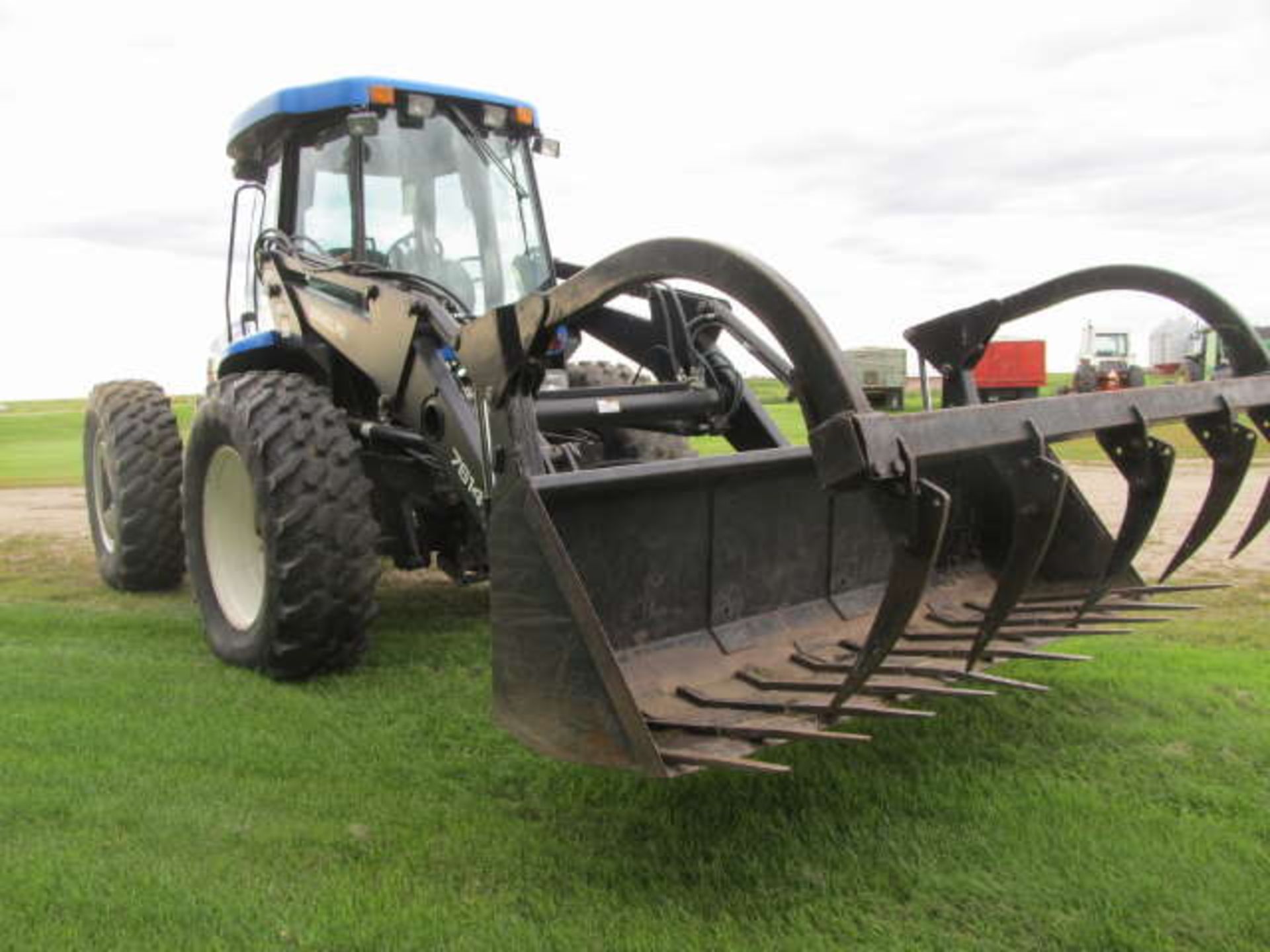 2004 NEW HOLLAND TV 145 BI-DIRECTIONAL TRACTOR; 4065 Hours, New Holland 7614 FEL & Grapple, PTO Both - Image 5 of 6