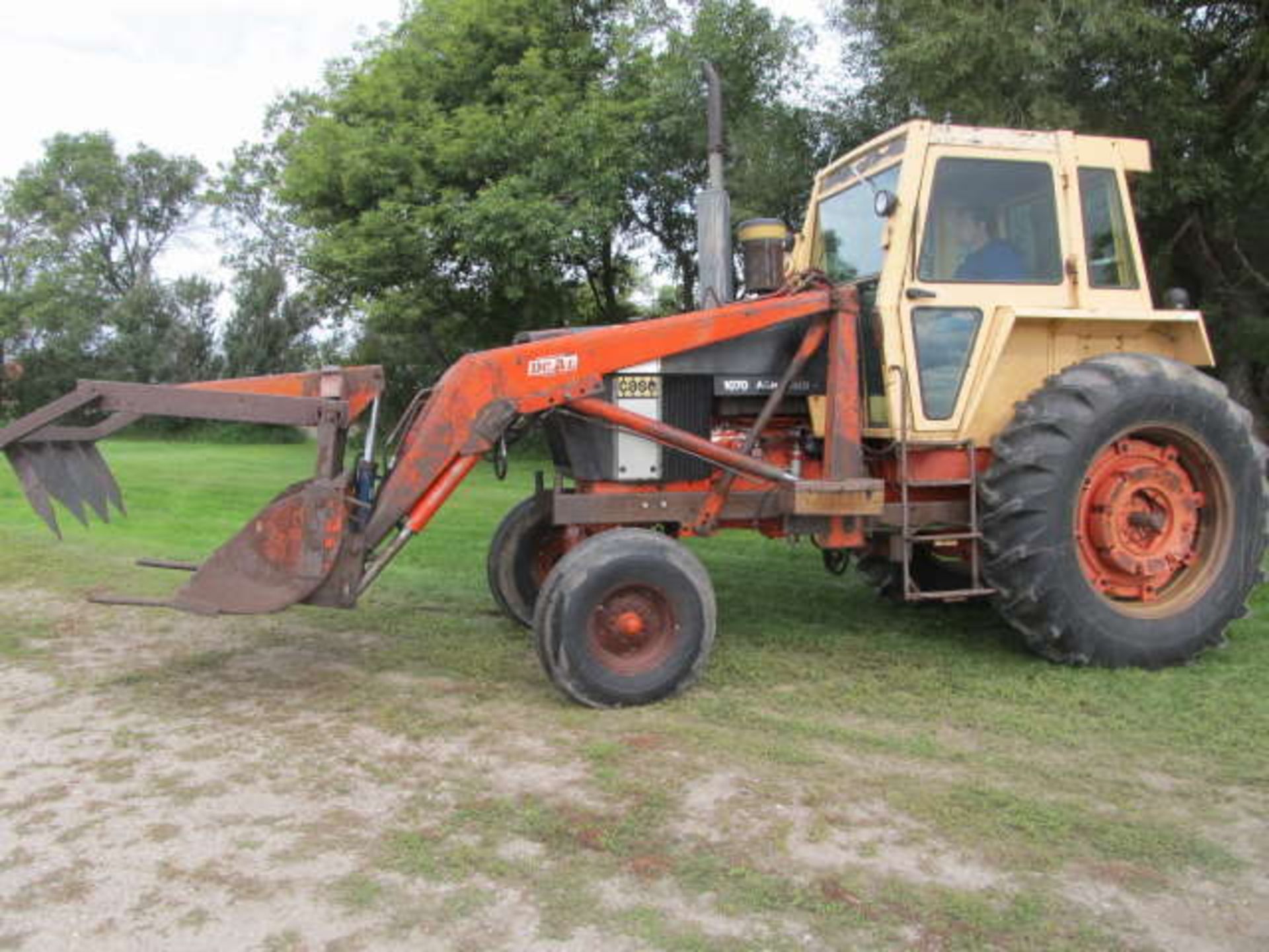 CASE 1070 AGRI-KING 2WD TRACTOR, Powershift, 2 Hydraulics, Du-All FEL & Grapple, Black, SN.8660396 - Image 2 of 5