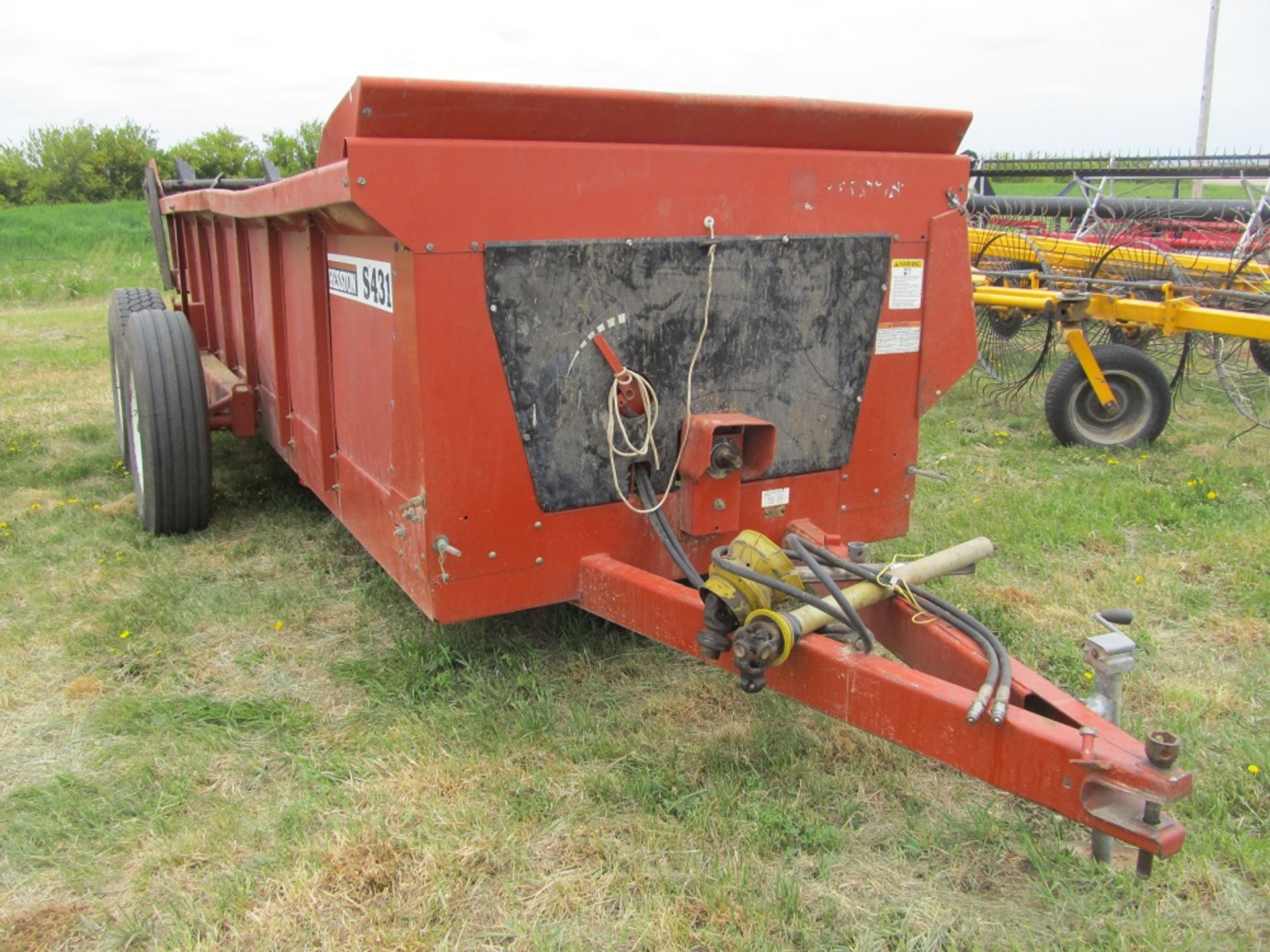 HESSTON S431 MANURE SPREADER; Tandem Axle, Poly Floor, Dual Beaters (Murray McGillivray 306-869-