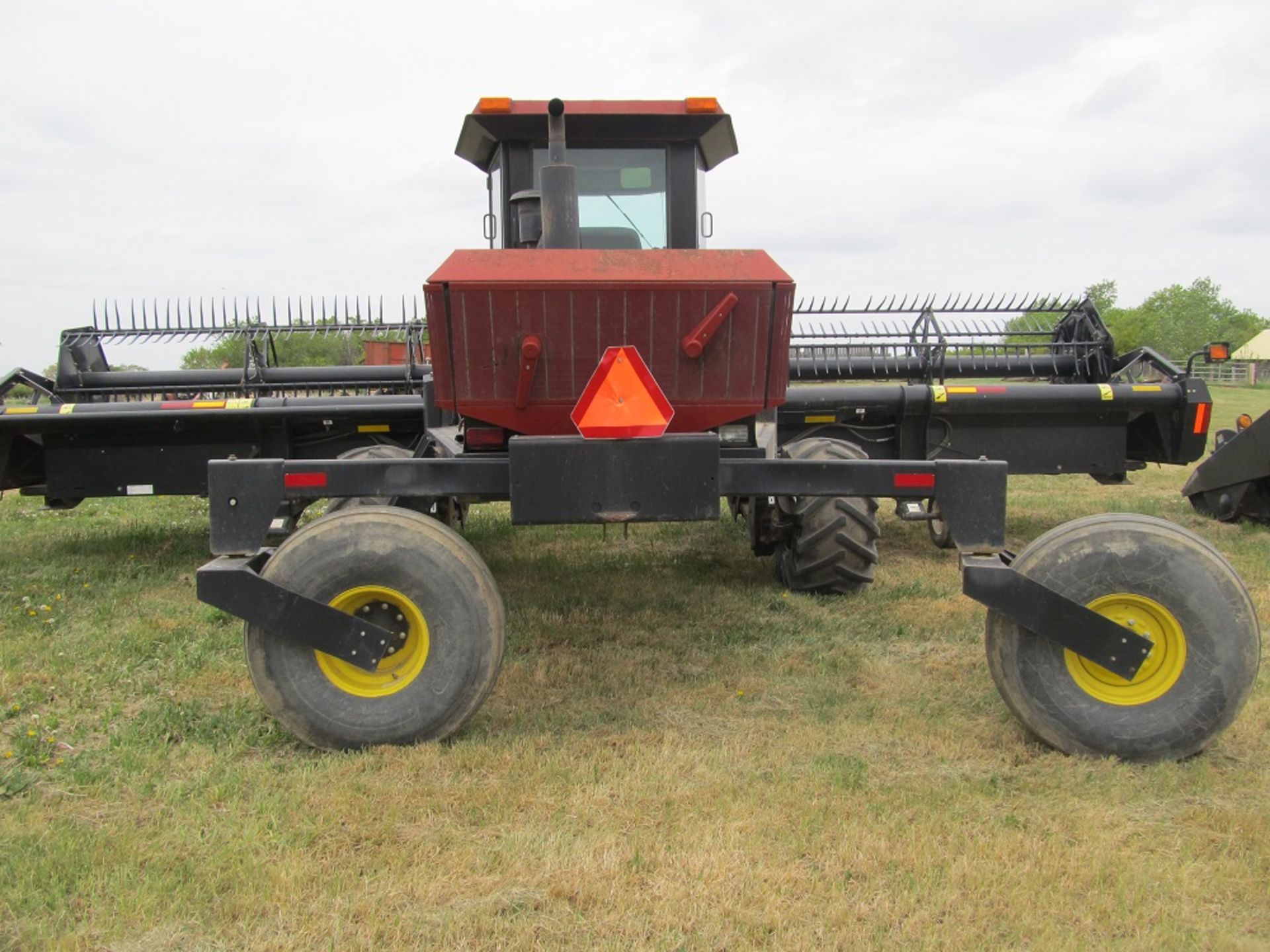 PRAIRIE STAR 4900 SP SWATHER & MACDON 972 DRAPER HEADER; 1870 Hours, 30 Feet, Pick-up Reel, New - Image 4 of 7