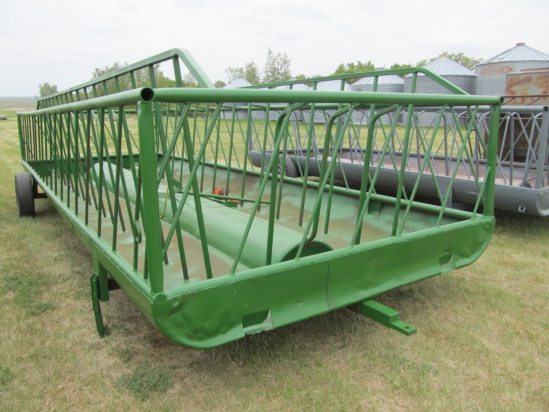 GREEN PORTABLE ROUND BALE FEEDER C-2