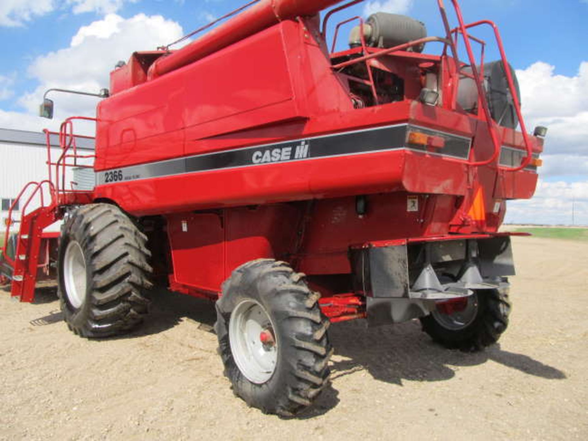 CASE IH 2366 AXIAL FLOW SP COMBINE; 987/1286 Rotor/Engine Hours, Case IH 1015 Pick-up Header, SN- - Image 4 of 5