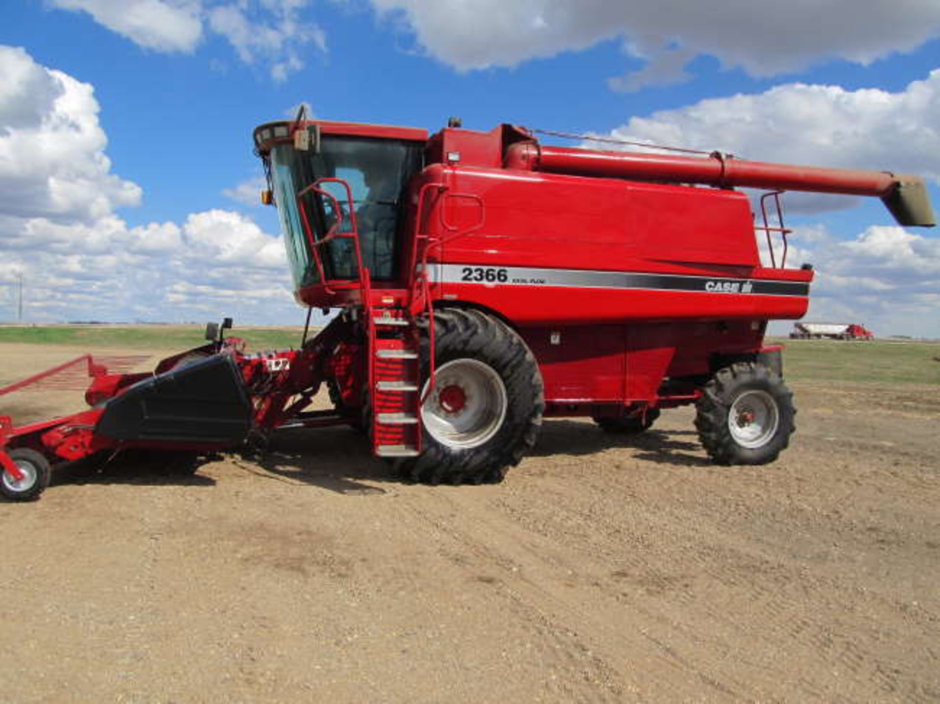 CASE IH 2366 AXIAL FLOW SP COMBINE; 987/1286 Rotor/Engine Hours, Case IH 1015 Pick-up Header, SN- - Image 3 of 5