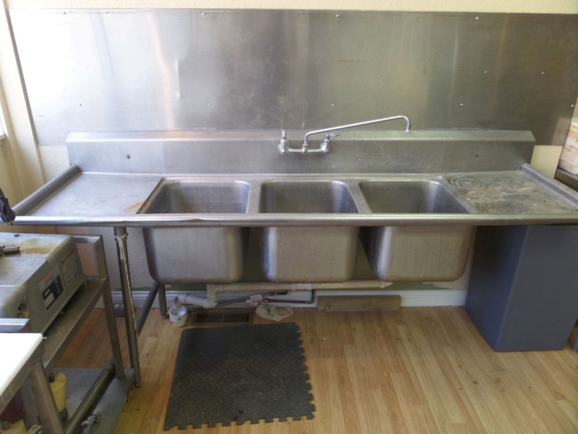 Commercial Wash Sink 3 Bins with faucet and backsplash - Image 2 of 3