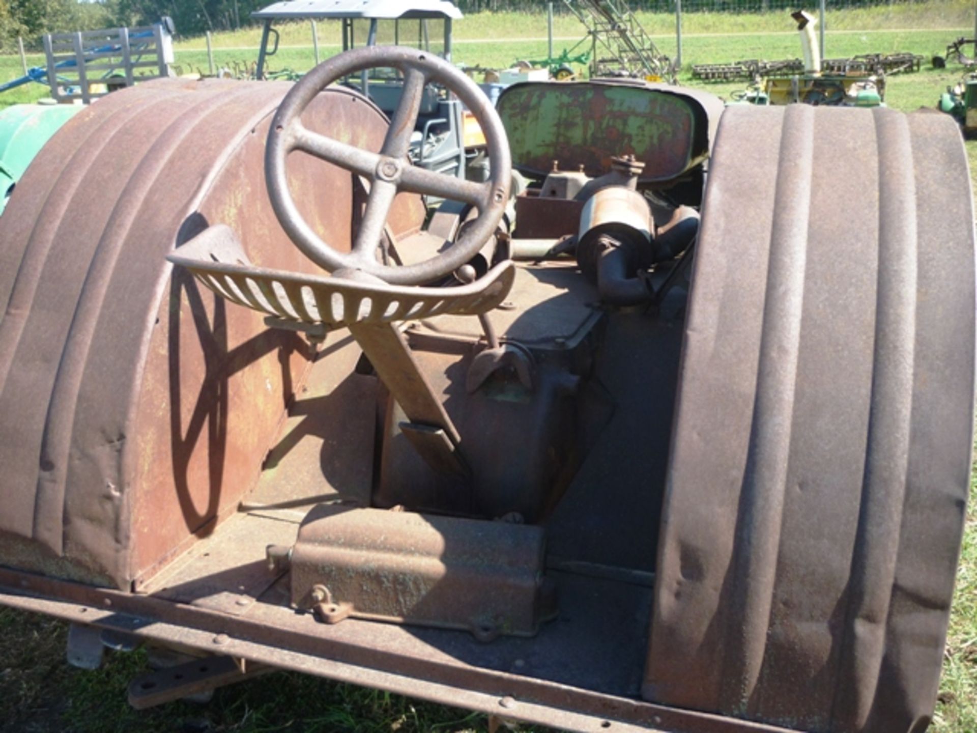 VINTAGE JD D TRACTOR ON STEEL (PARTS) NO VIN - Image 2 of 4