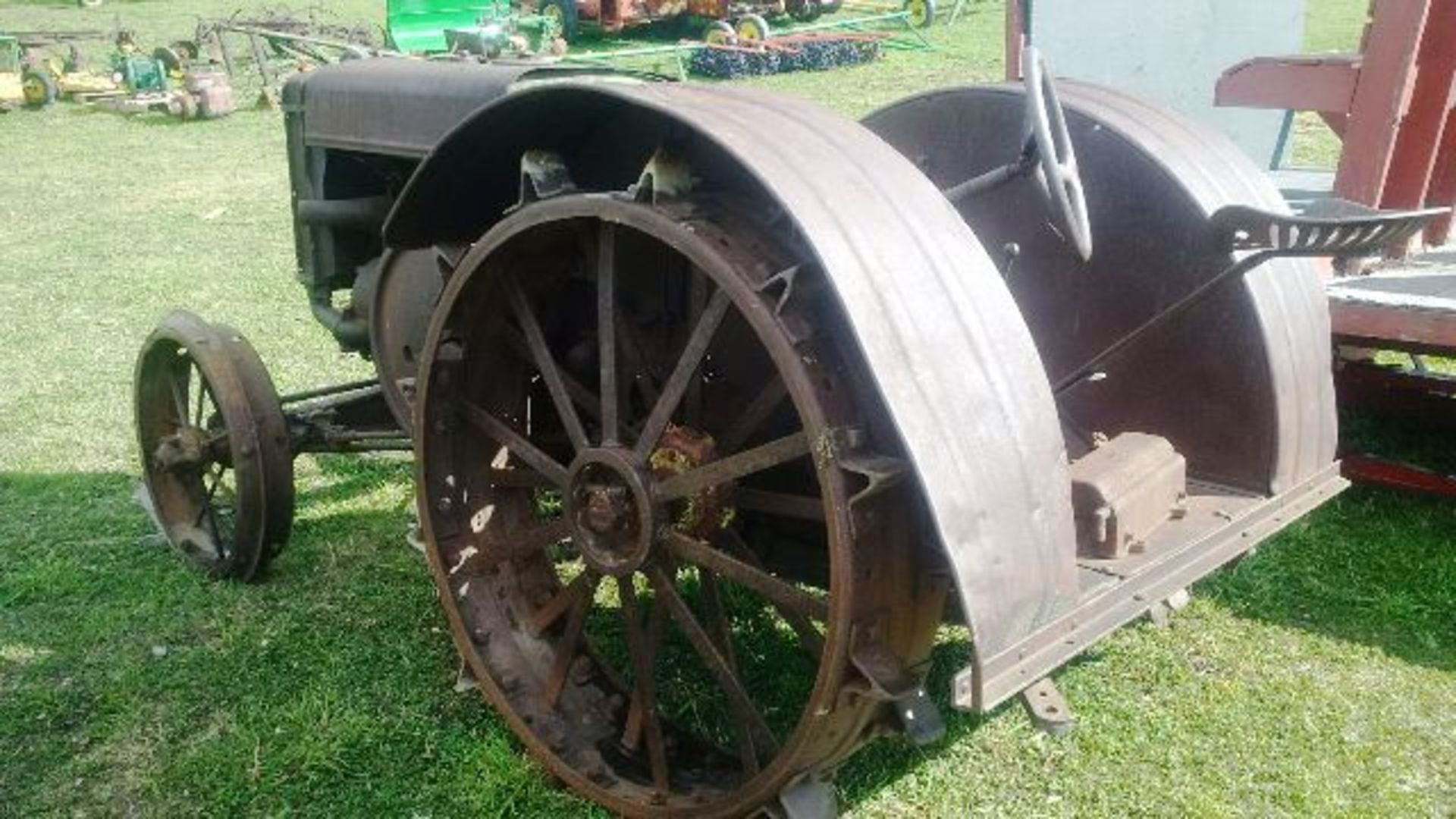 VINTAGE JD D TRACTOR ON STEEL (PARTS) NO VIN - Image 4 of 4