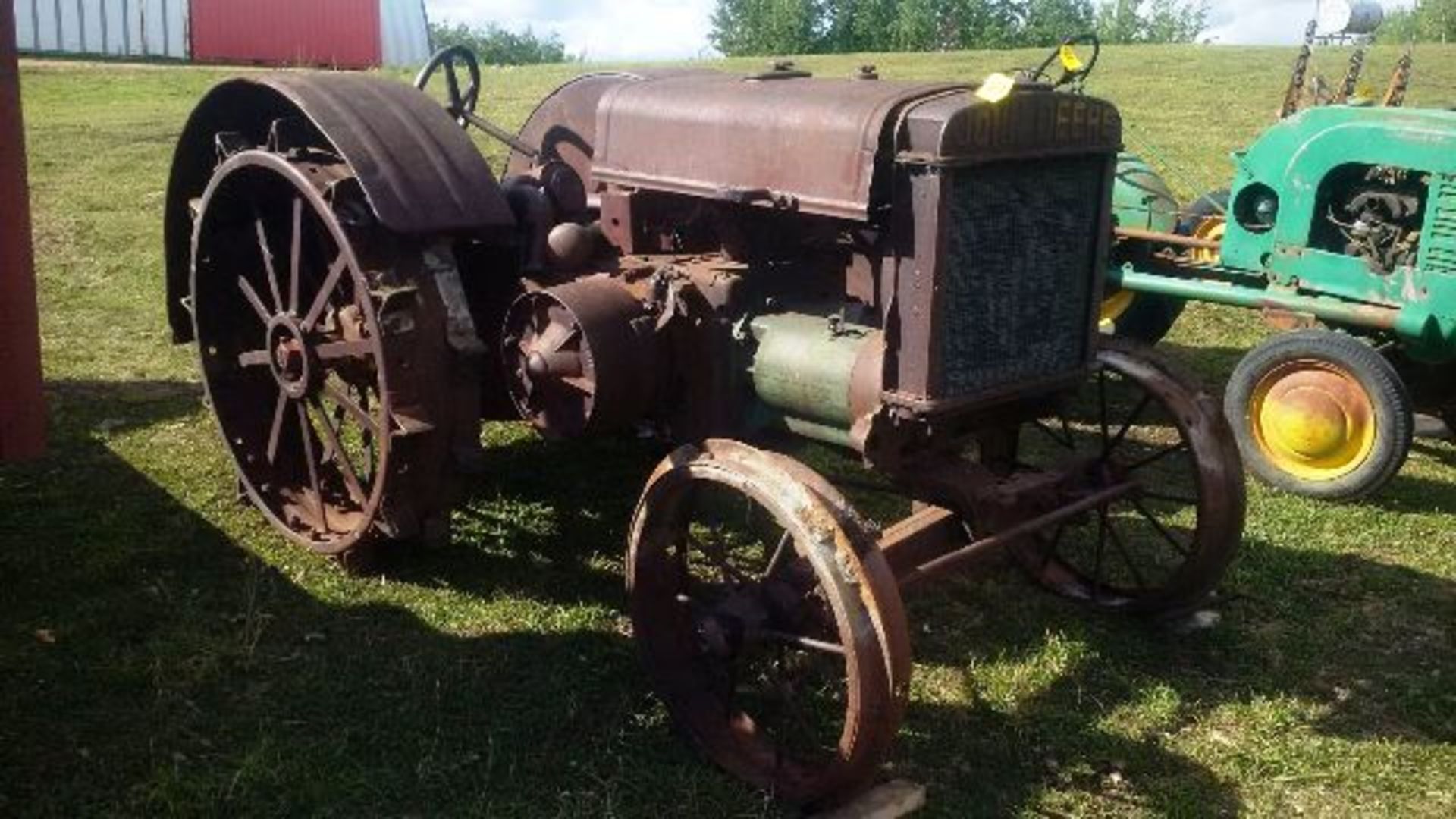 VINTAGE JD D TRACTOR ON STEEL (PARTS) NO VIN - Image 3 of 4