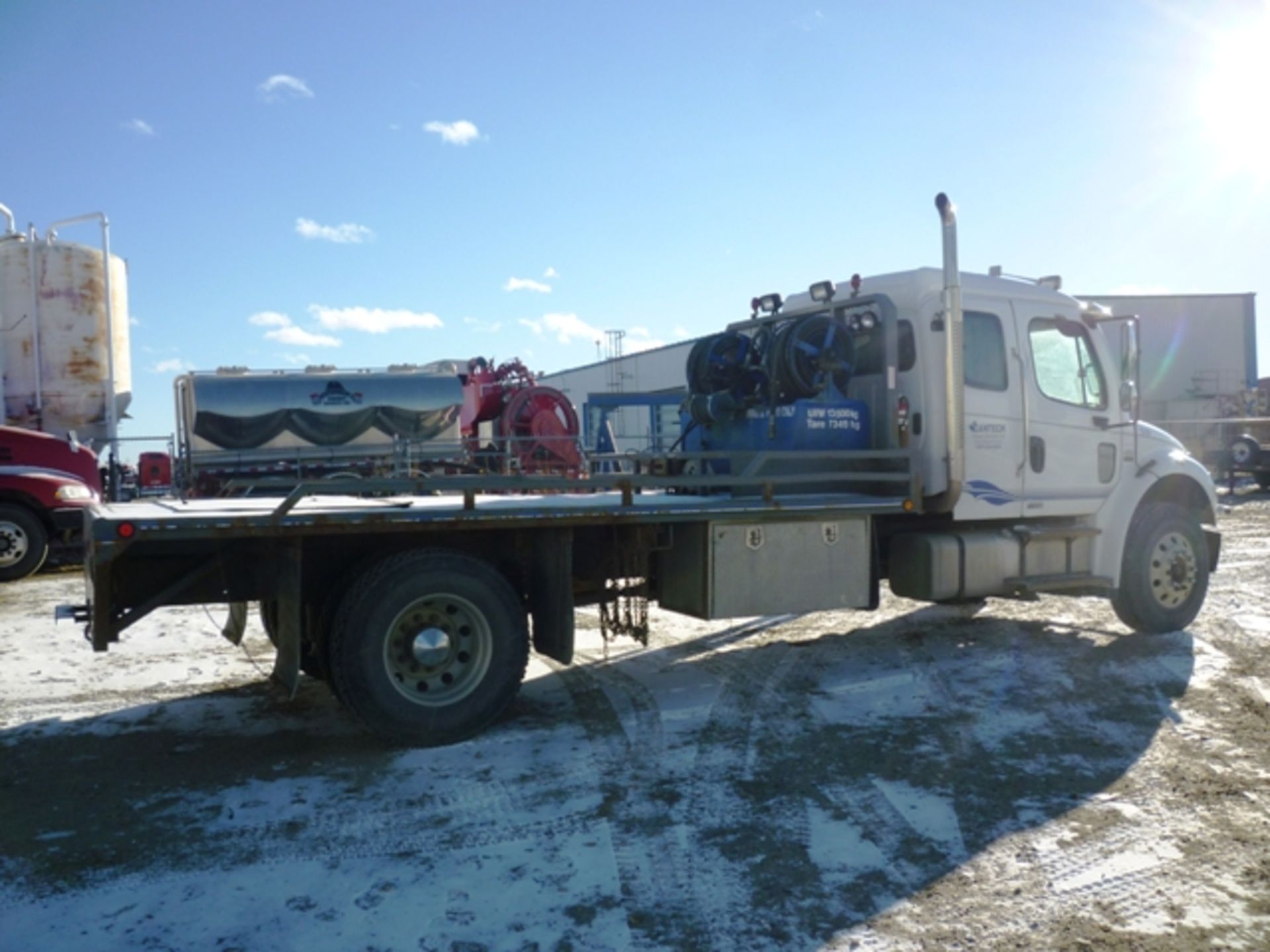 2006 FREIGHTLINER M2106 TONG TRUCK W/SLEEPER, CUMMINS, 6SPD DECK, PTO HYD. SYSTEM & WINCH S/N - Image 2 of 5