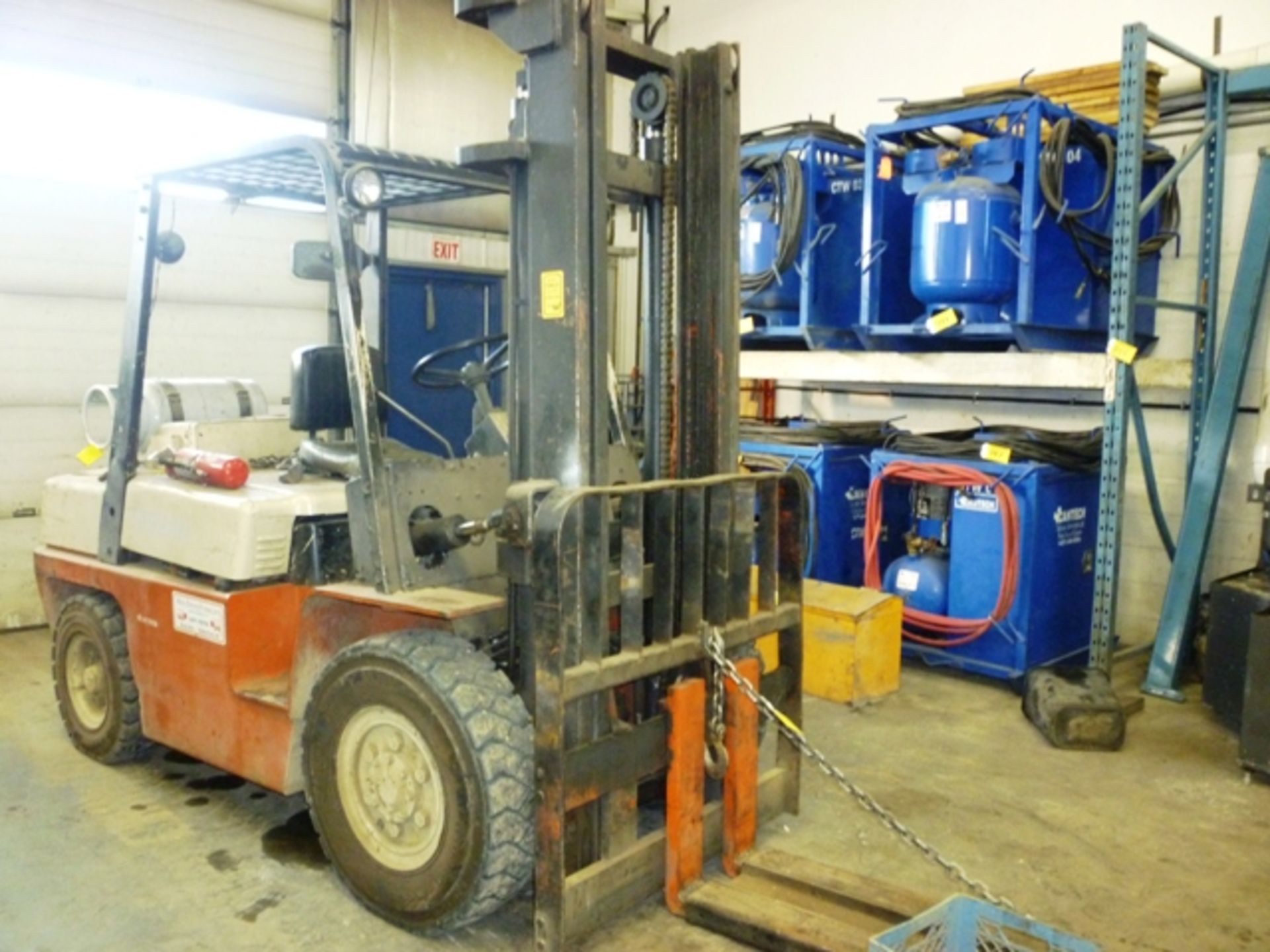 1981 NISSAN FORKLIFT LPG 7000LB, 2 STAGE, PNEUMATIC TIRES S/N UFO3-0010-04, MODEL UFO3A5V - Image 2 of 2