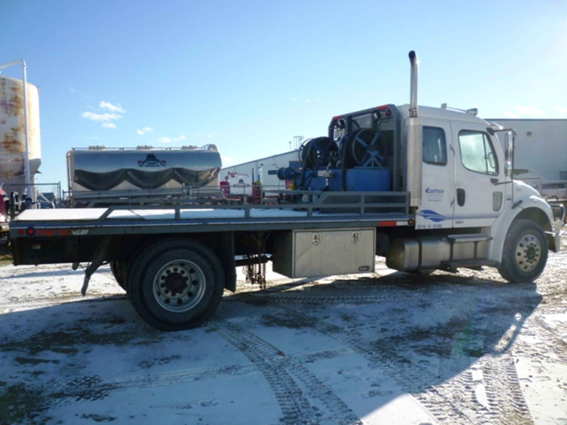 2005 FREIGHTLINER M2106 TONG TRUCK W/SLEEPER, MERCEDES DIESEL 330HP,6SPD.STD, DECK, PTO HYD SYSTEM & - Image 2 of 5