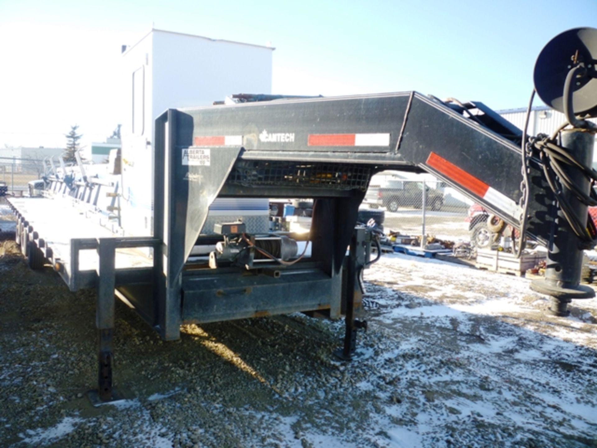 32'GN TRI-AXLE EQUIP. TRAILER S/N 2R9DA323191625088