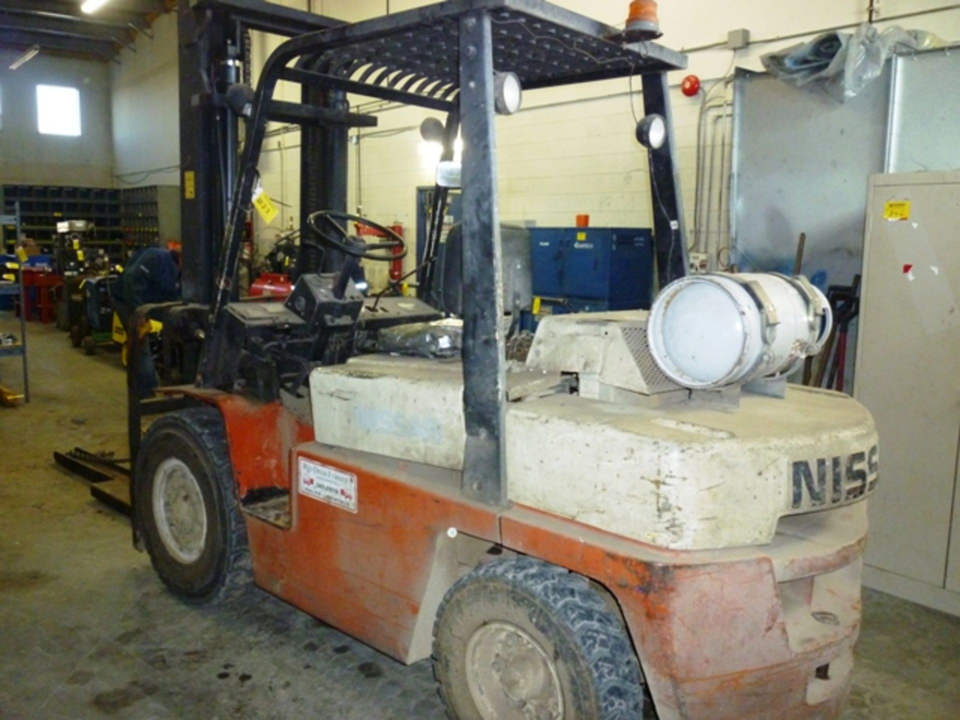 1981 NISSAN FORKLIFT LPG 7000LB, 2 STAGE, PNEUMATIC TIRES S/N UFO3-0010-04, MODEL UFO3A5V