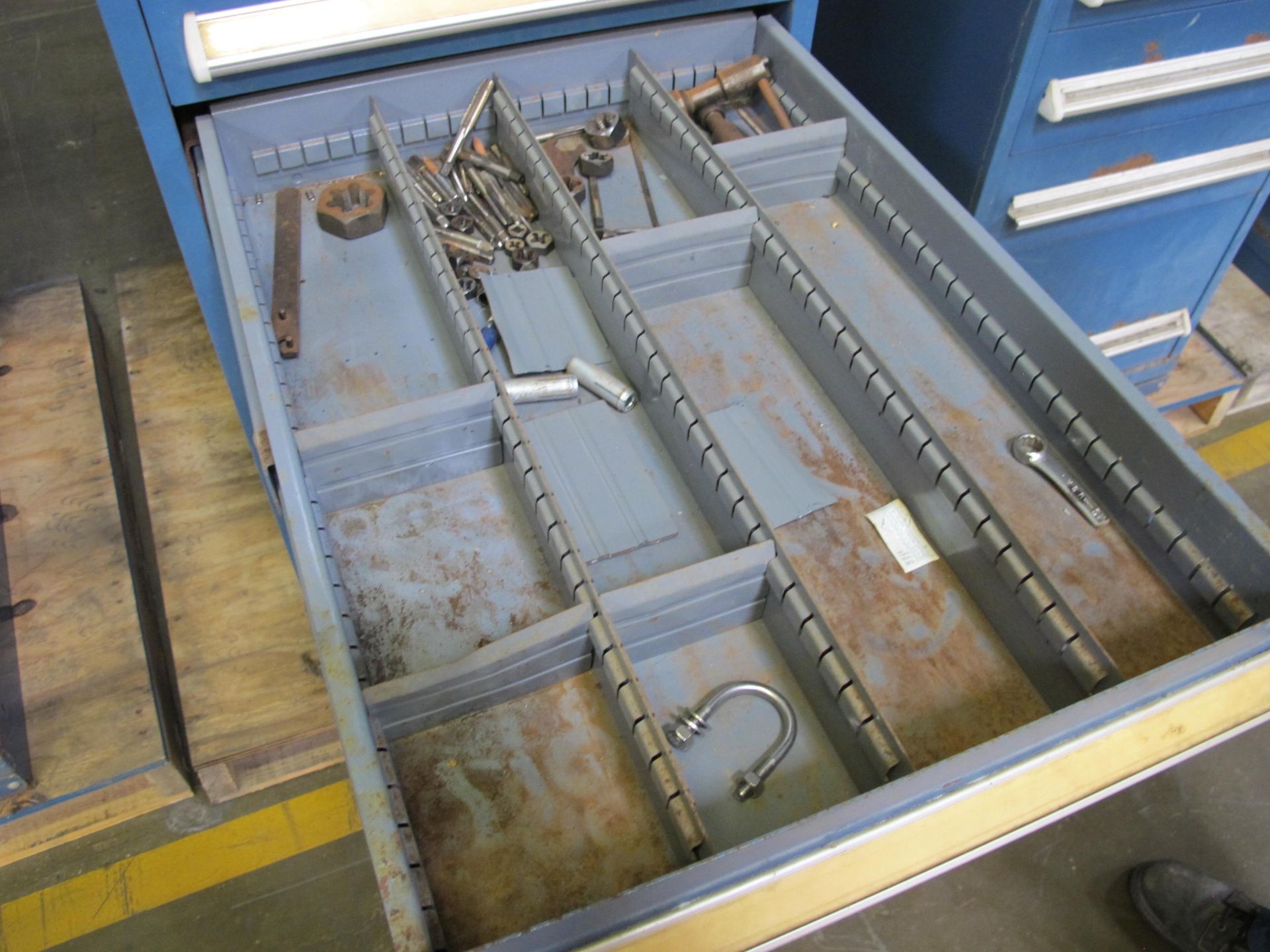 STANLEY VIDMAR 6 DRAWER LOCKER TYPE CABINET TO INCLUDE MISC. CONTENTS. LOADING & HANDLING $15 - Image 5 of 8