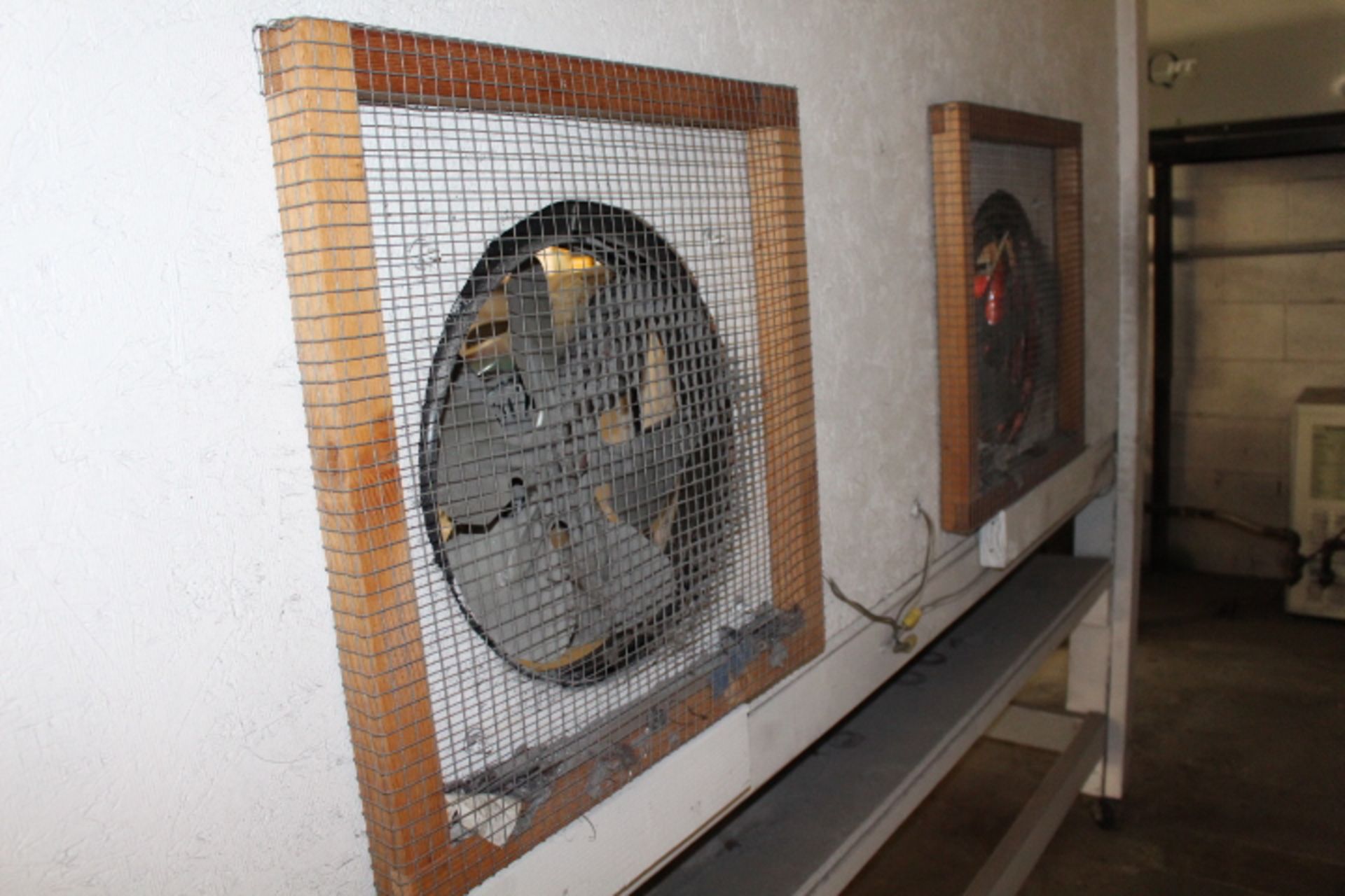CUSTOM WOOD DEBURRING STATION, WITH (2) VENTILATION FANS - Image 2 of 2