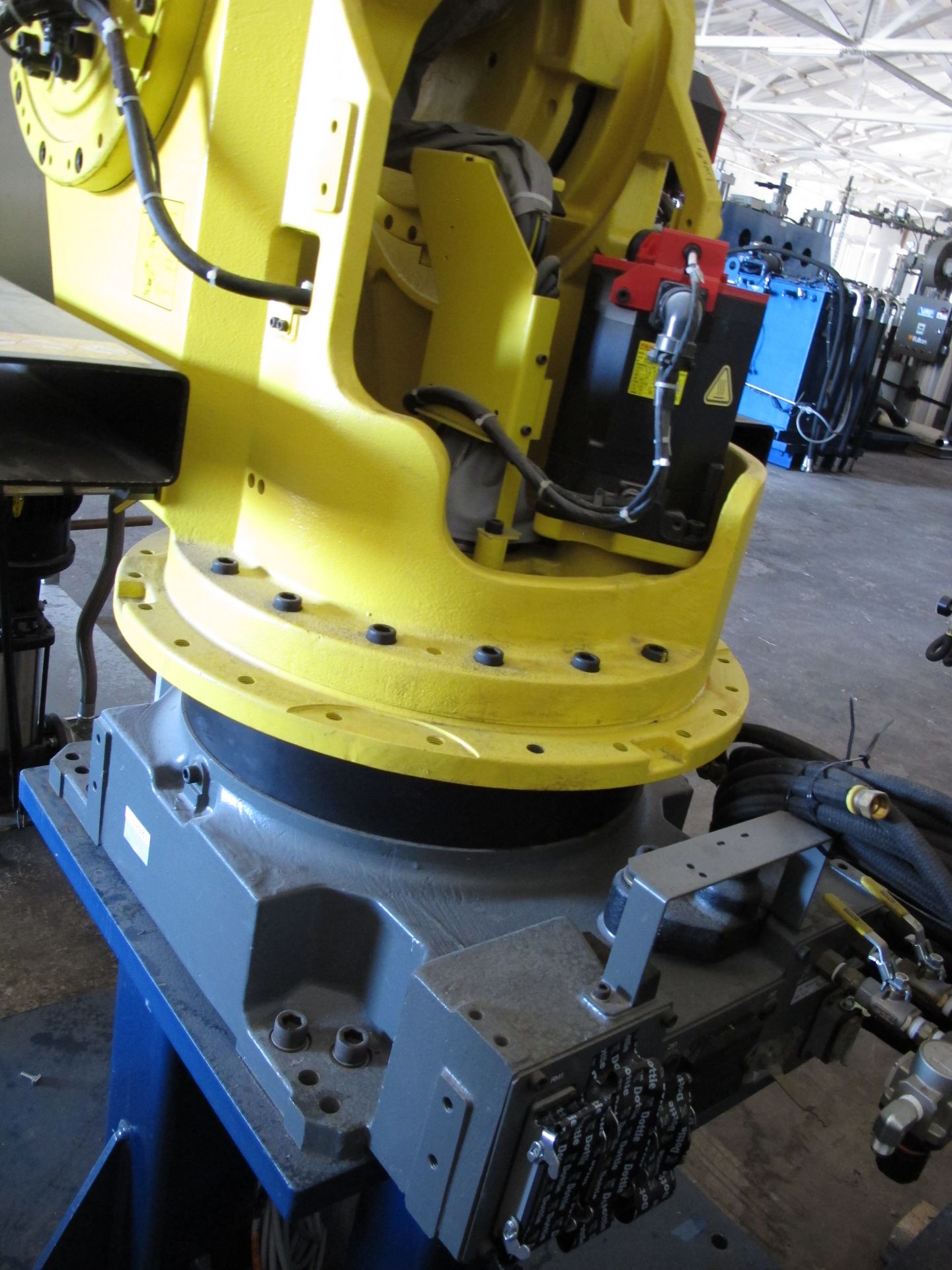 FANUC INDUSTRIAL JOINTED ARM ROBOT, MODEL M-900iA 350, TYPE A05B-1327-B501, MANUFACTURED MAY 2010 ( - Image 4 of 10