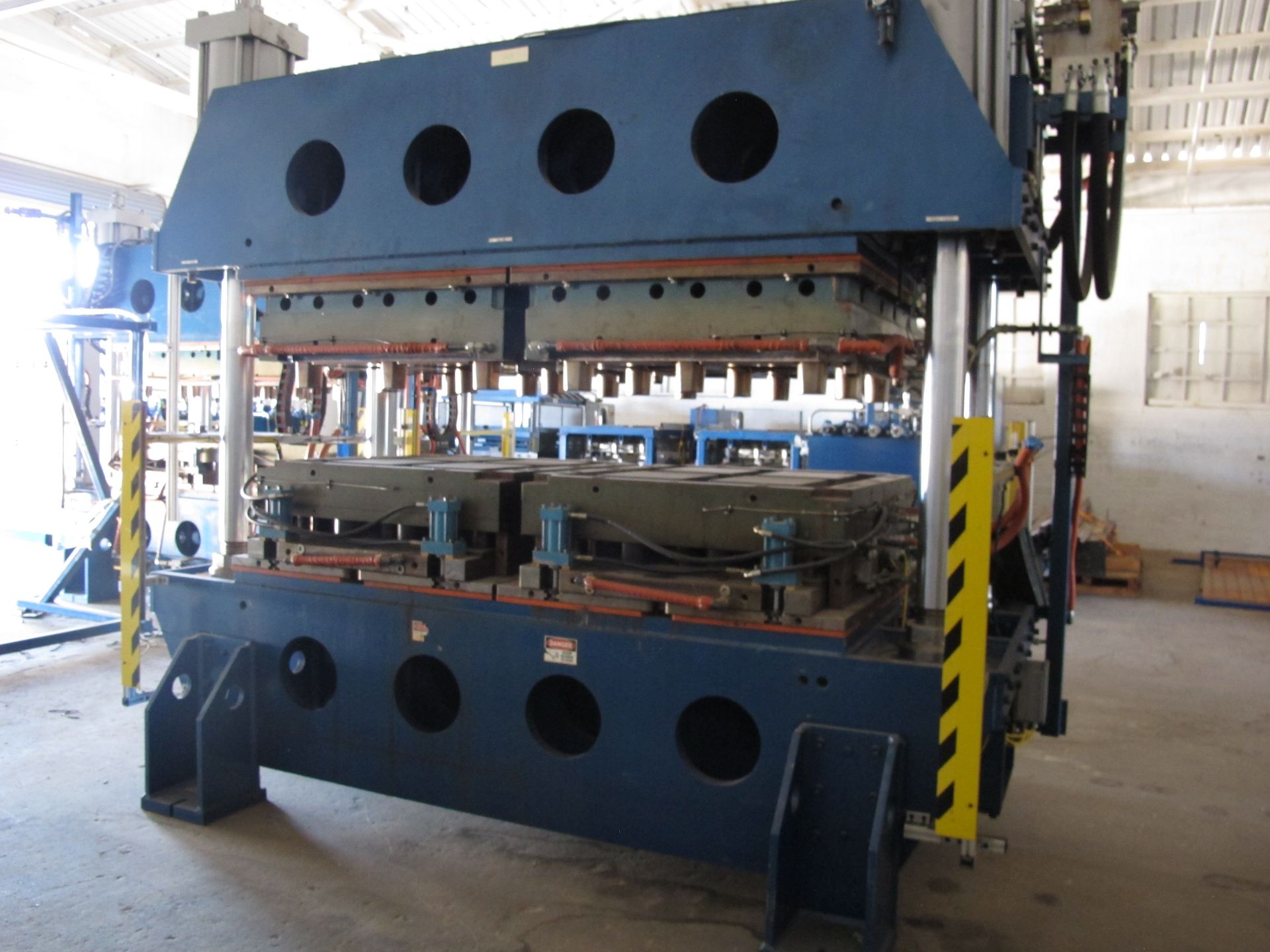 500 TON COMPRESSION MOLDING PRESS, UNKNOWN MANUFACTURER, MANUFACTURED 2010, 60" x 100" PLATTEN - Image 3 of 7